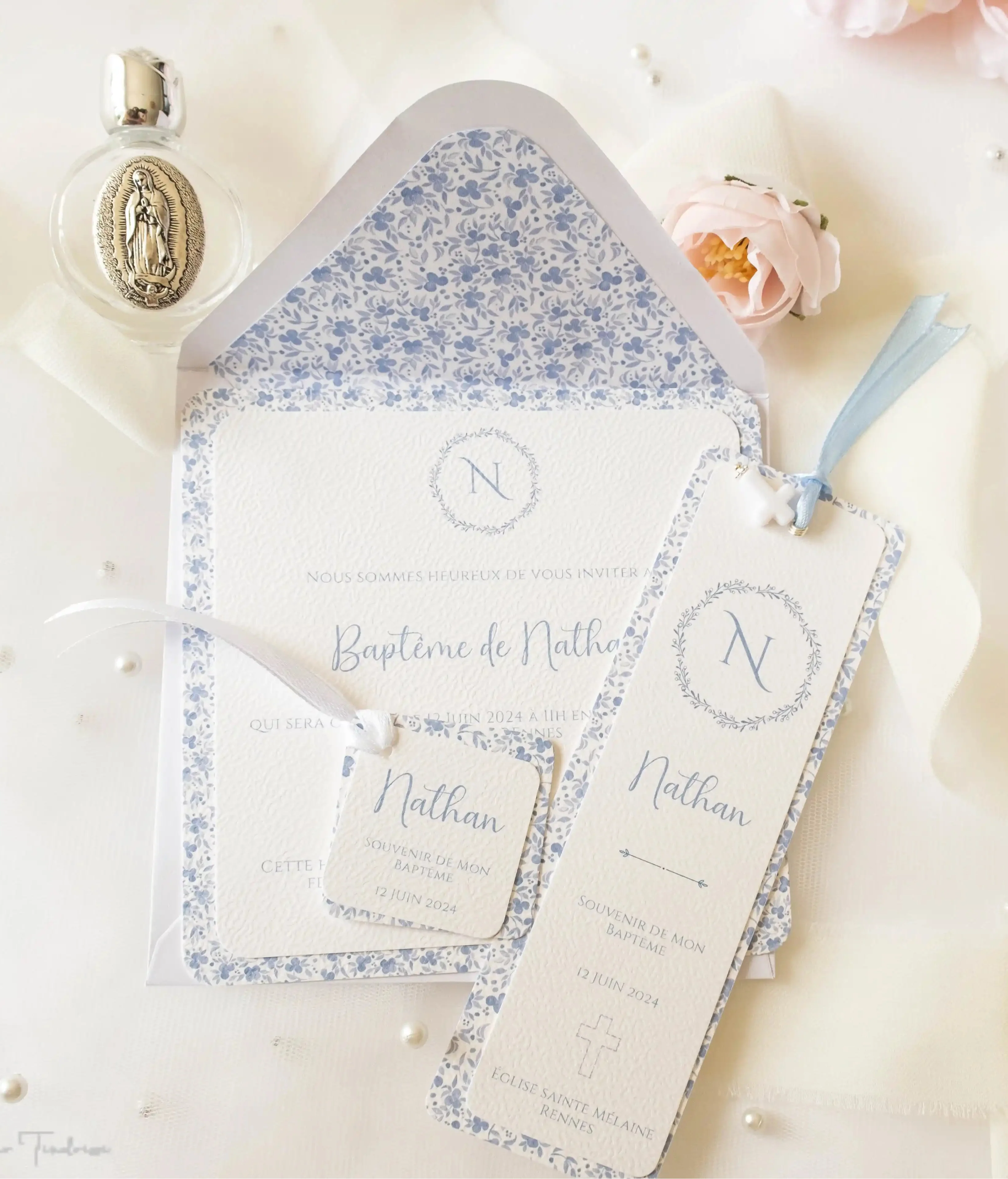 Papeterie personnalisée pour baptême et communion, petites fleurs bleues sur fond blanc, monogramme