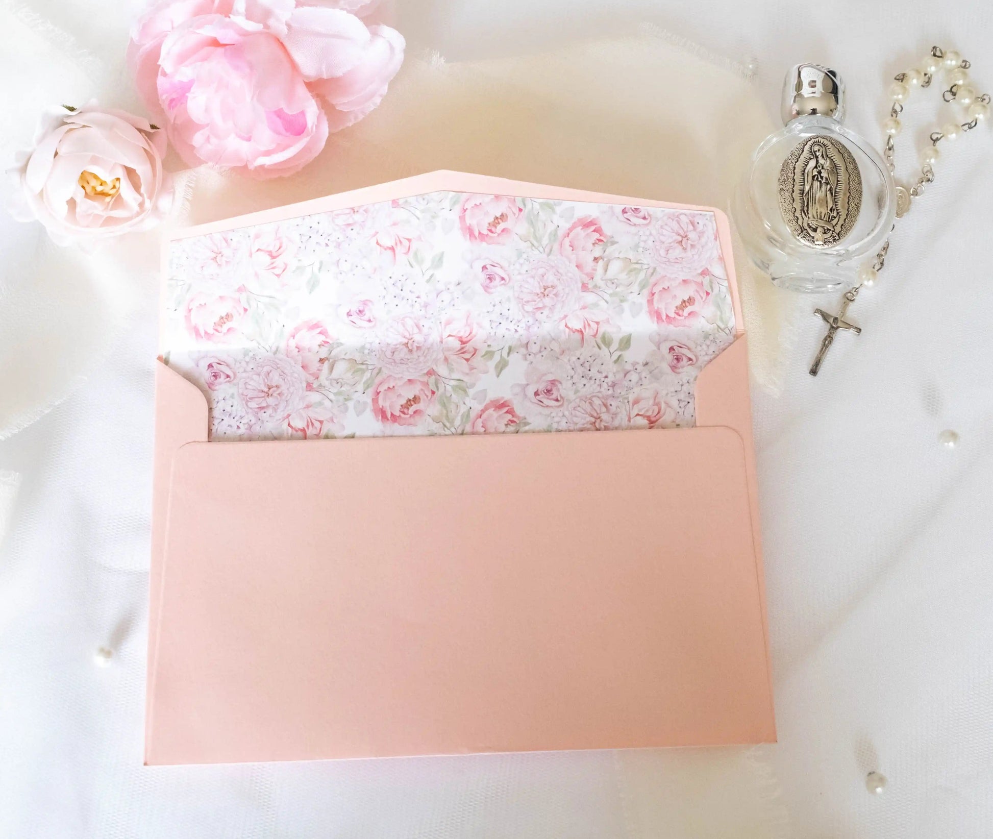 Doublure d'enveloppe fleurie coordonnée au faire-part collection Salomé