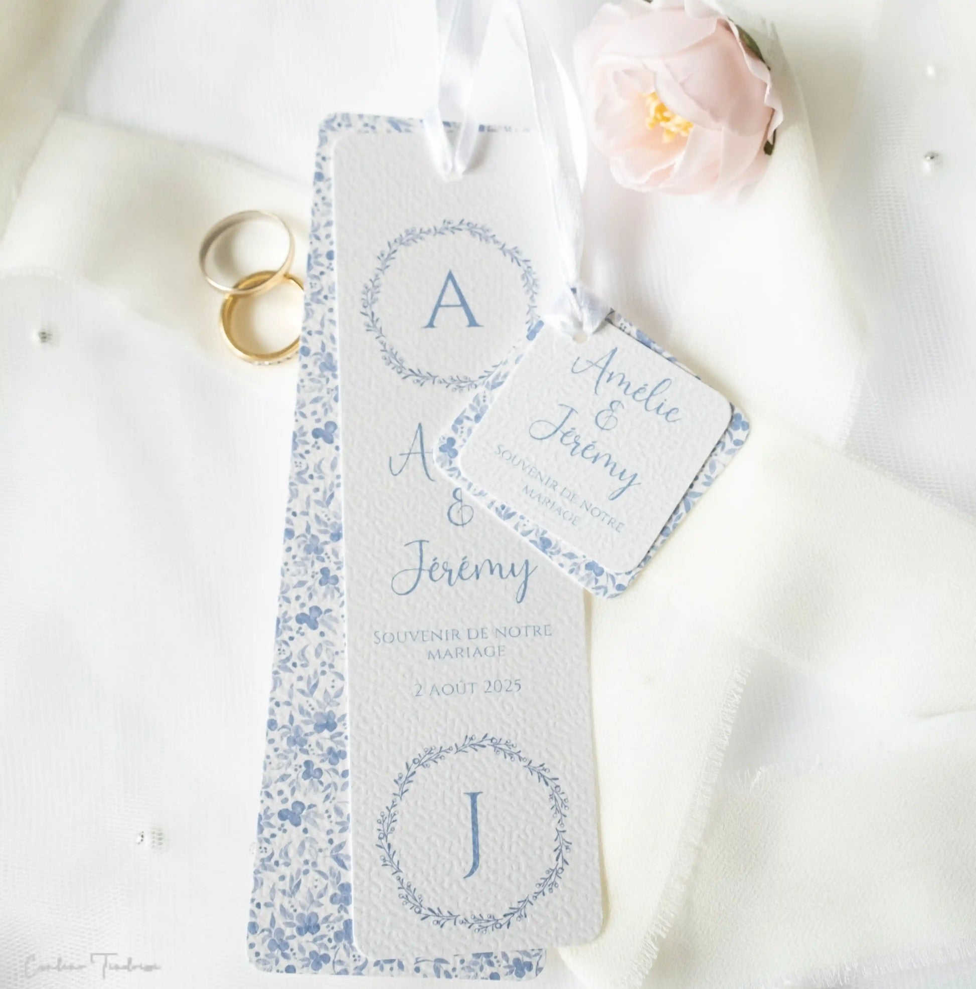 Signet Souvenir de Mariage - Cadeau pour Invités à imprimé fleuri bleu sur fond blanc et initiales