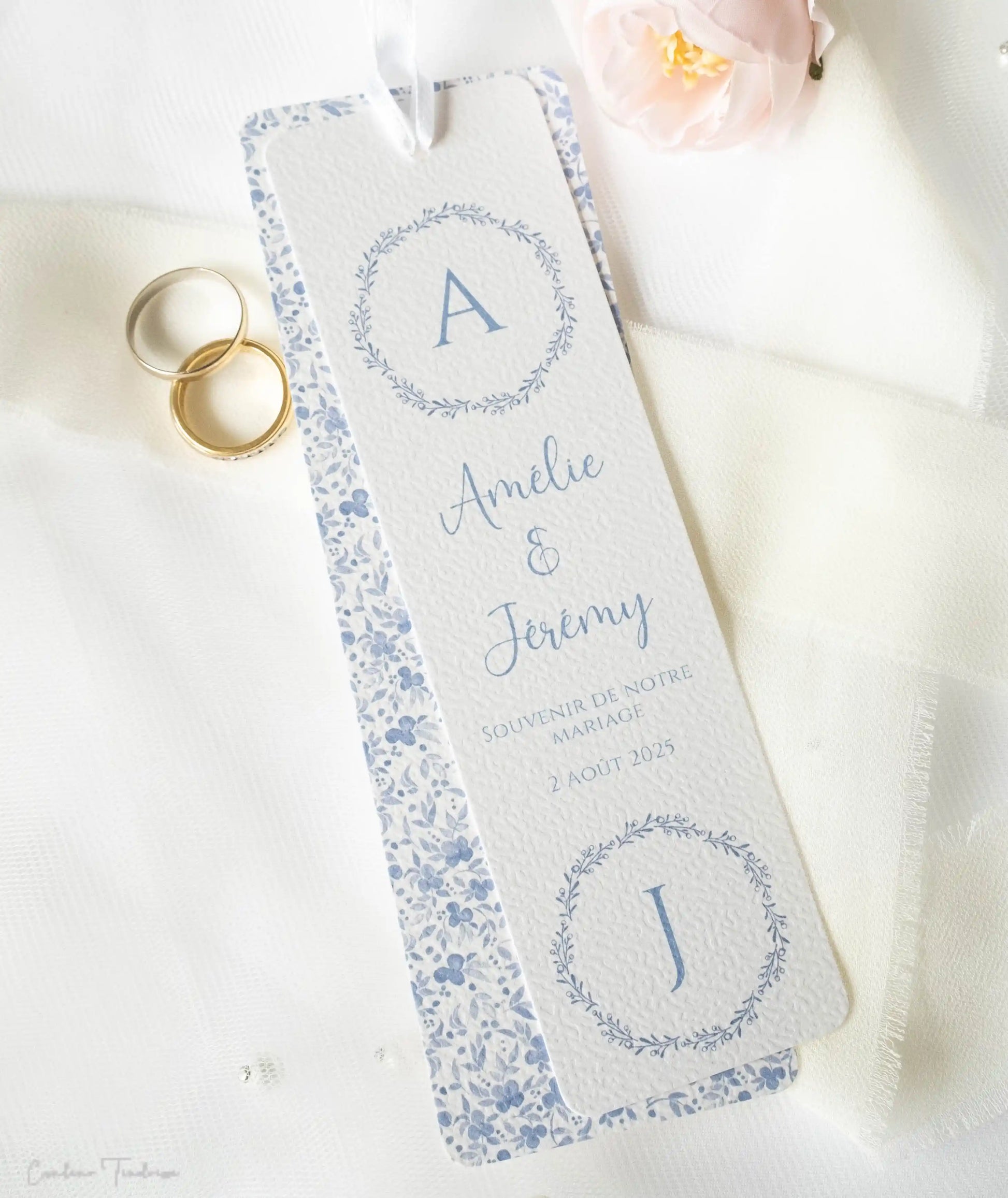 Signet Souvenir de Mariage - Cadeau pour Invités à imprimé fleuri bleu sur fond blanc et initiales