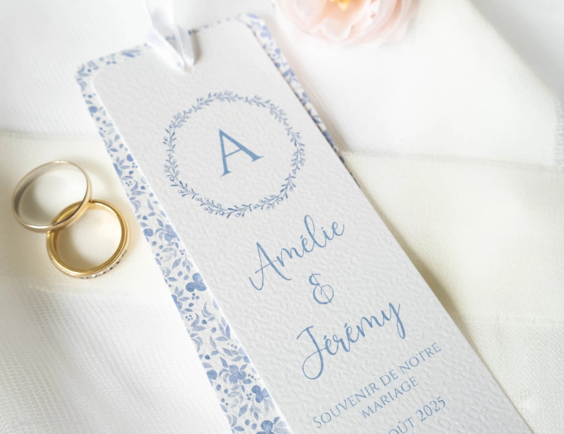 Signet Souvenir de Mariage - Cadeau pour Invités à imprimé fleuri bleu sur fond blanc et initiales