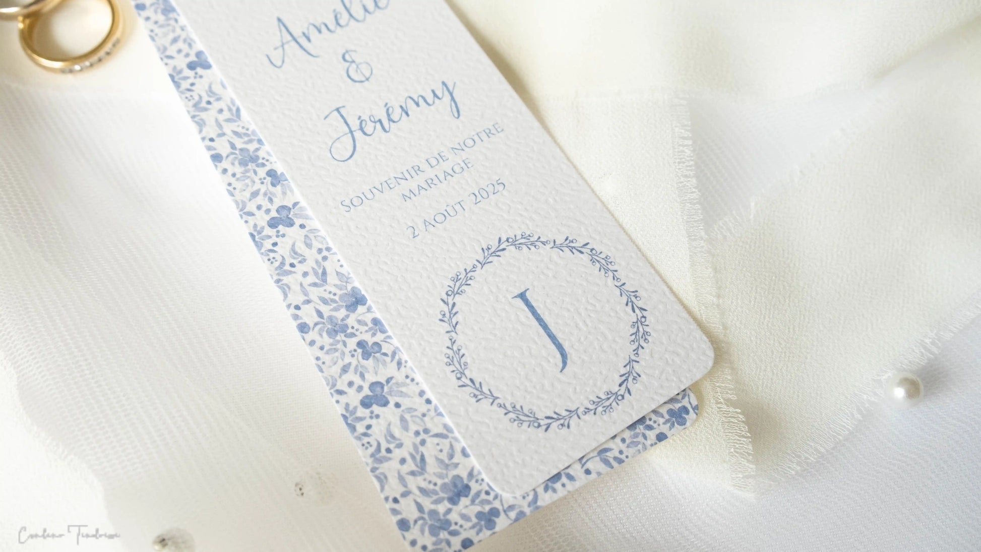 Signet Souvenir de Mariage - Cadeau pour Invités à imprimé fleuri bleu sur fond blanc et initiales