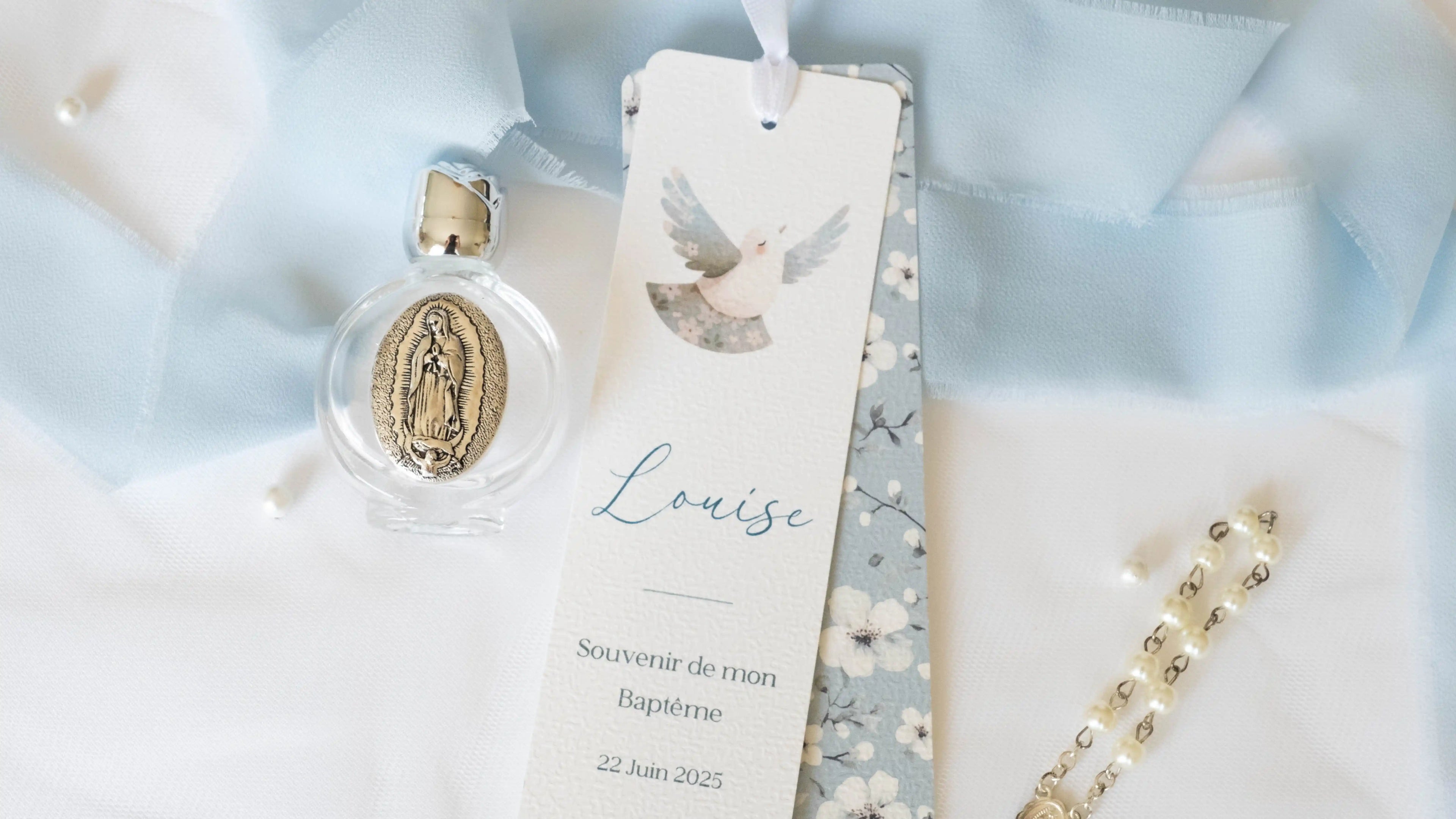 Modèle de baptême doux avec fond bleu, fleurs de cerisier et colombe peinte à l’aquarelle