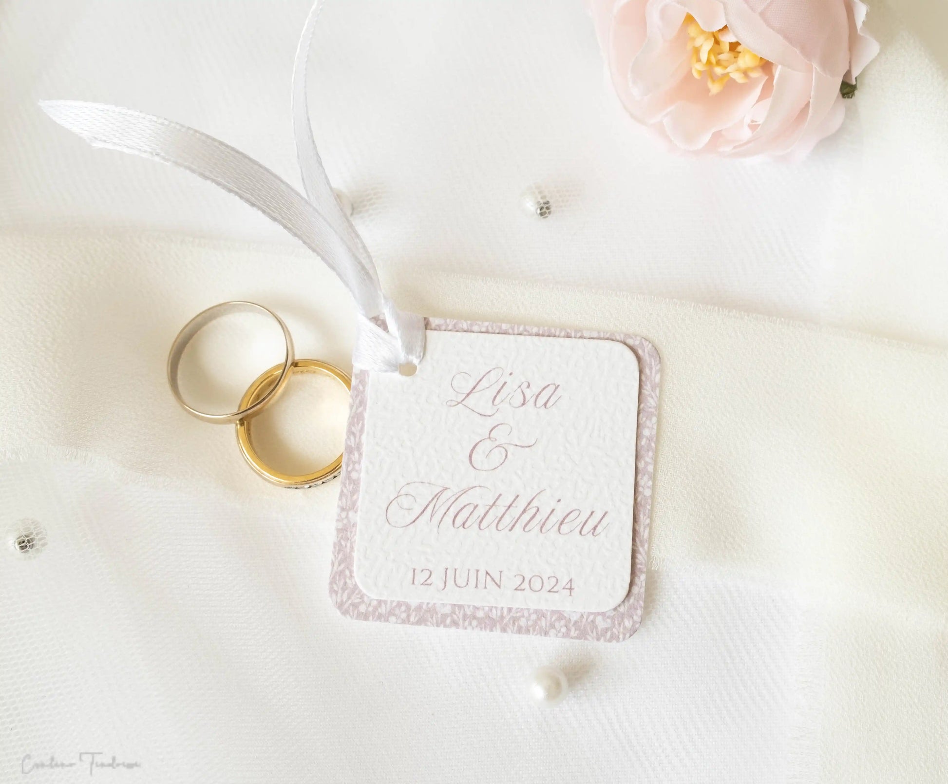 Étiquettes personnalisées de mariage – motif fleuri blanc sur fond rose, pour dragées et petits cadeaux, Collection Elérose
