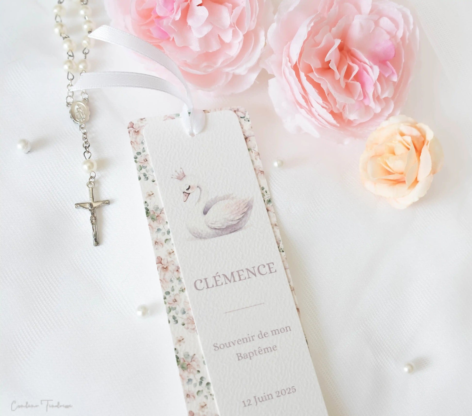 Signet de baptême ou de communion fleuri avec un cygne