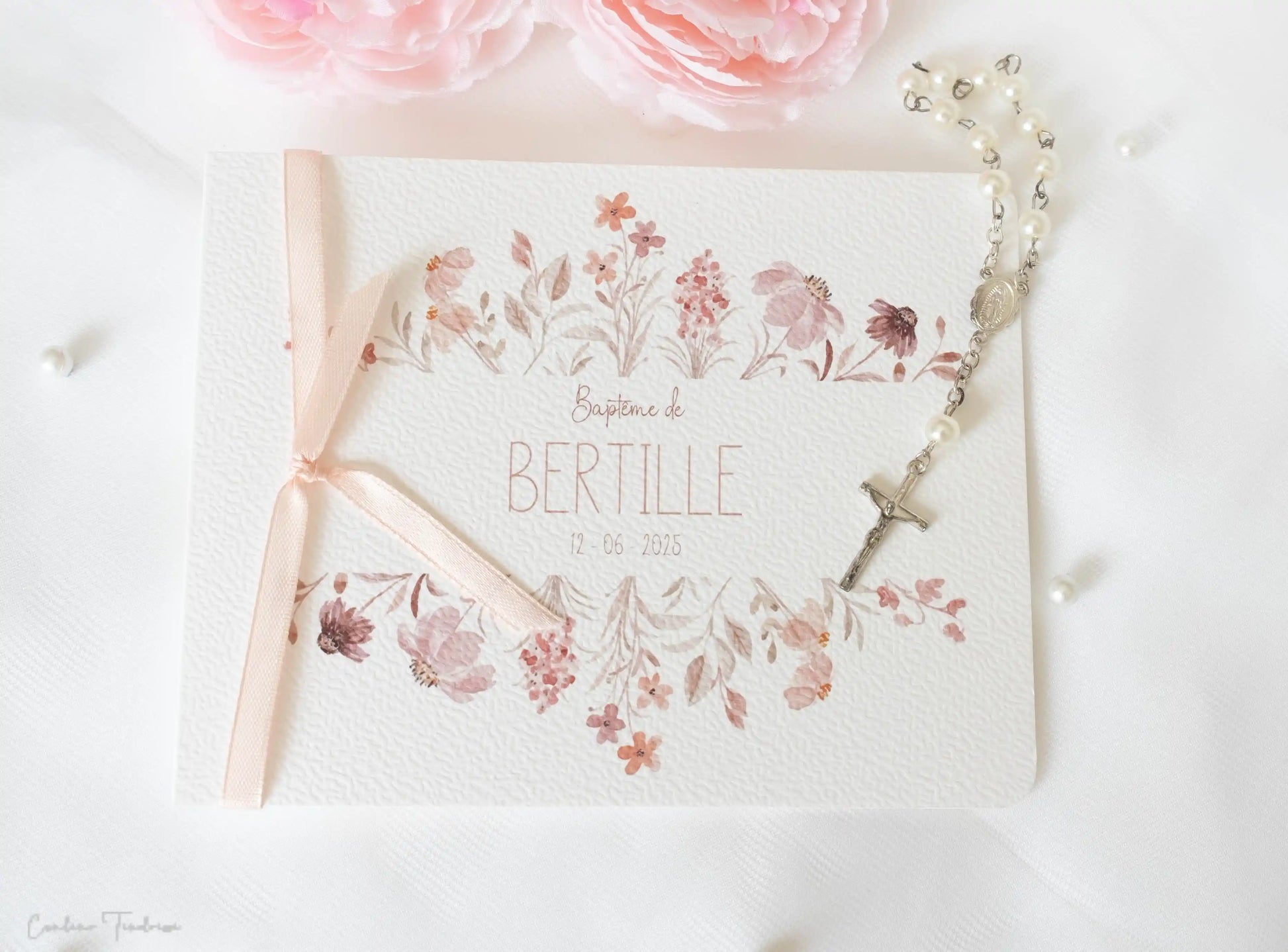 faire-part de baptême ou de communion avec des fleurs des champs et un ruban