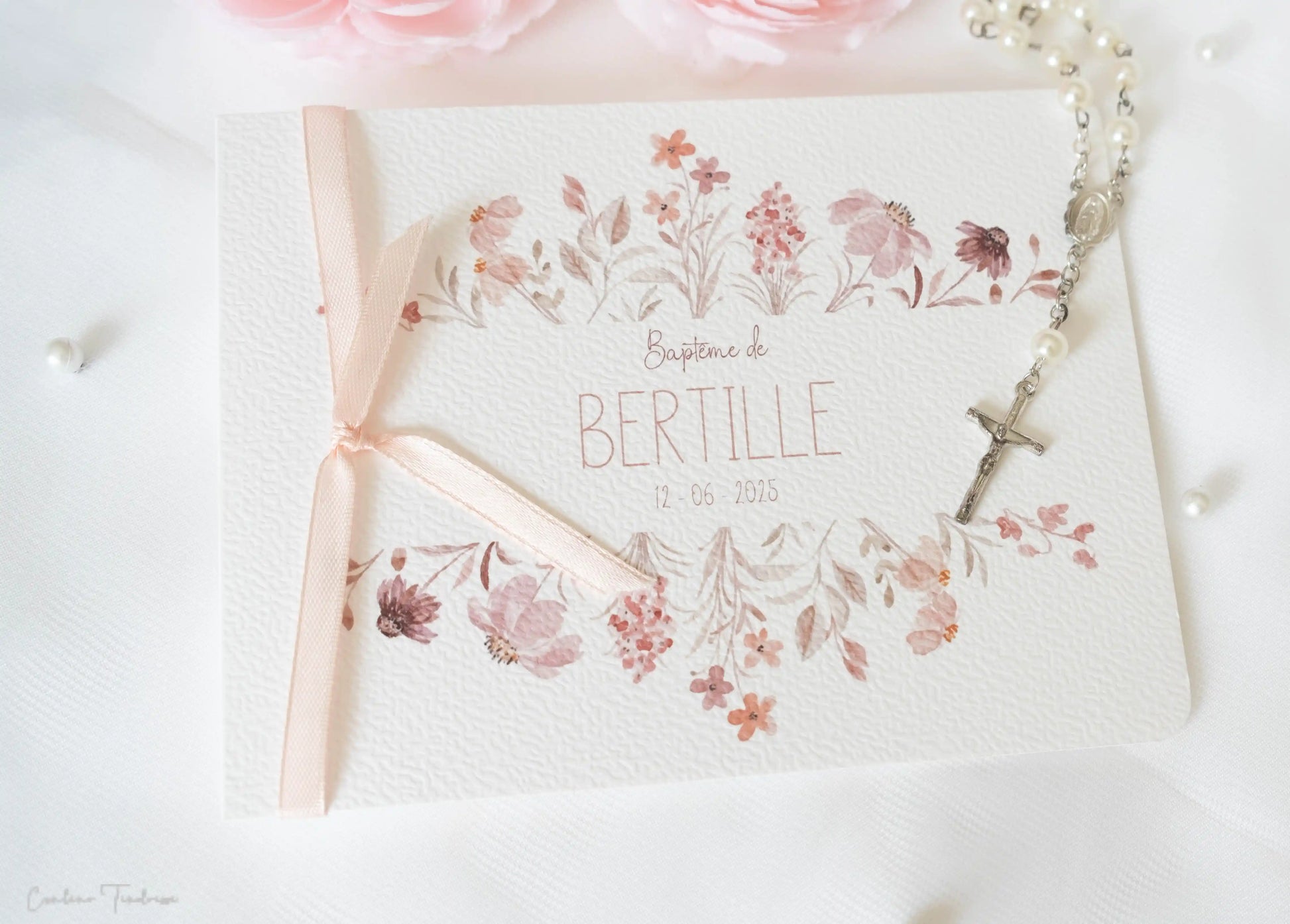 faire-part de baptême ou de communion avec des fleurs des champs et un ruban
