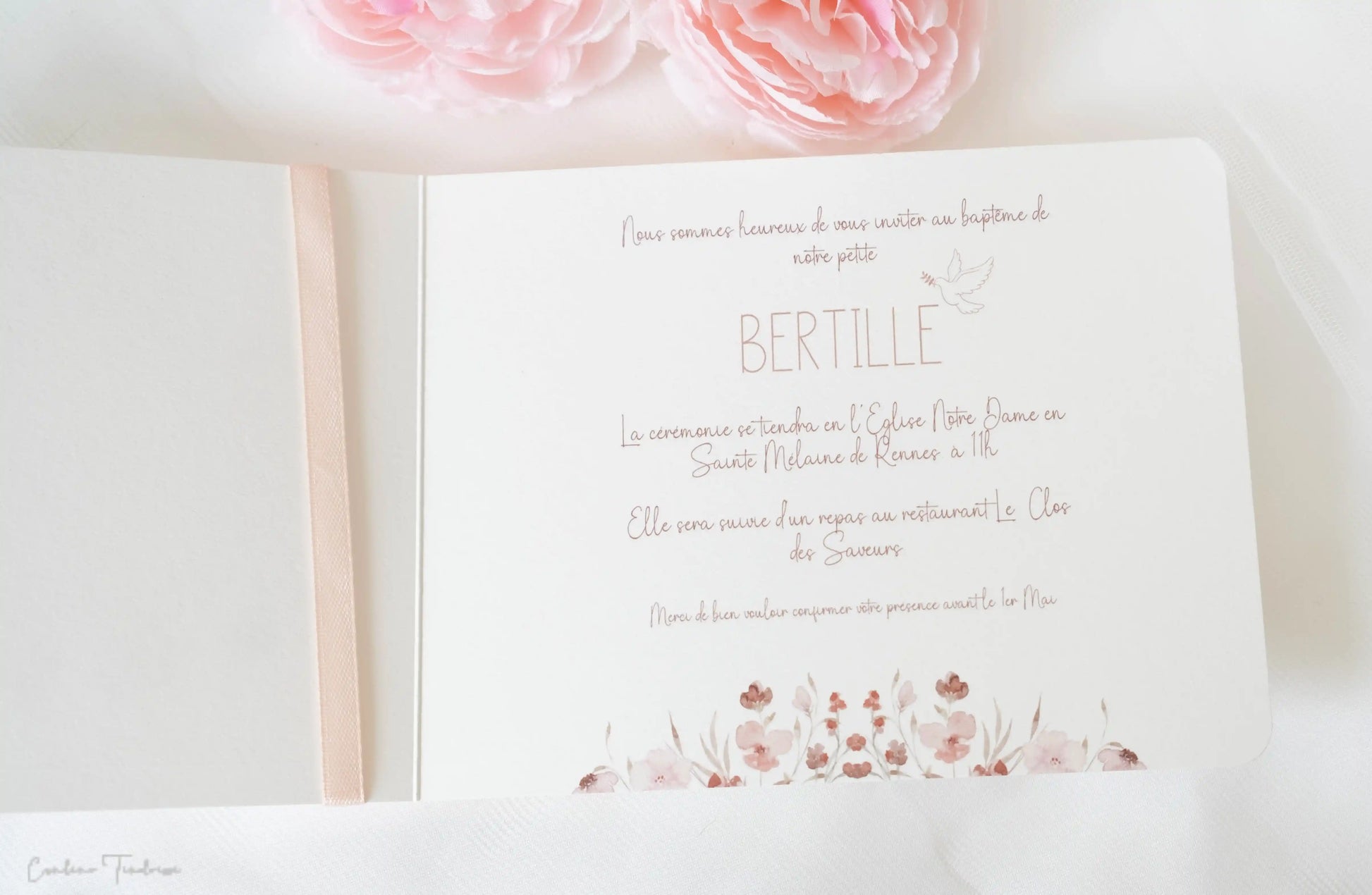 faire-part de baptême ou de communion avec des fleurs des champs et un ruban