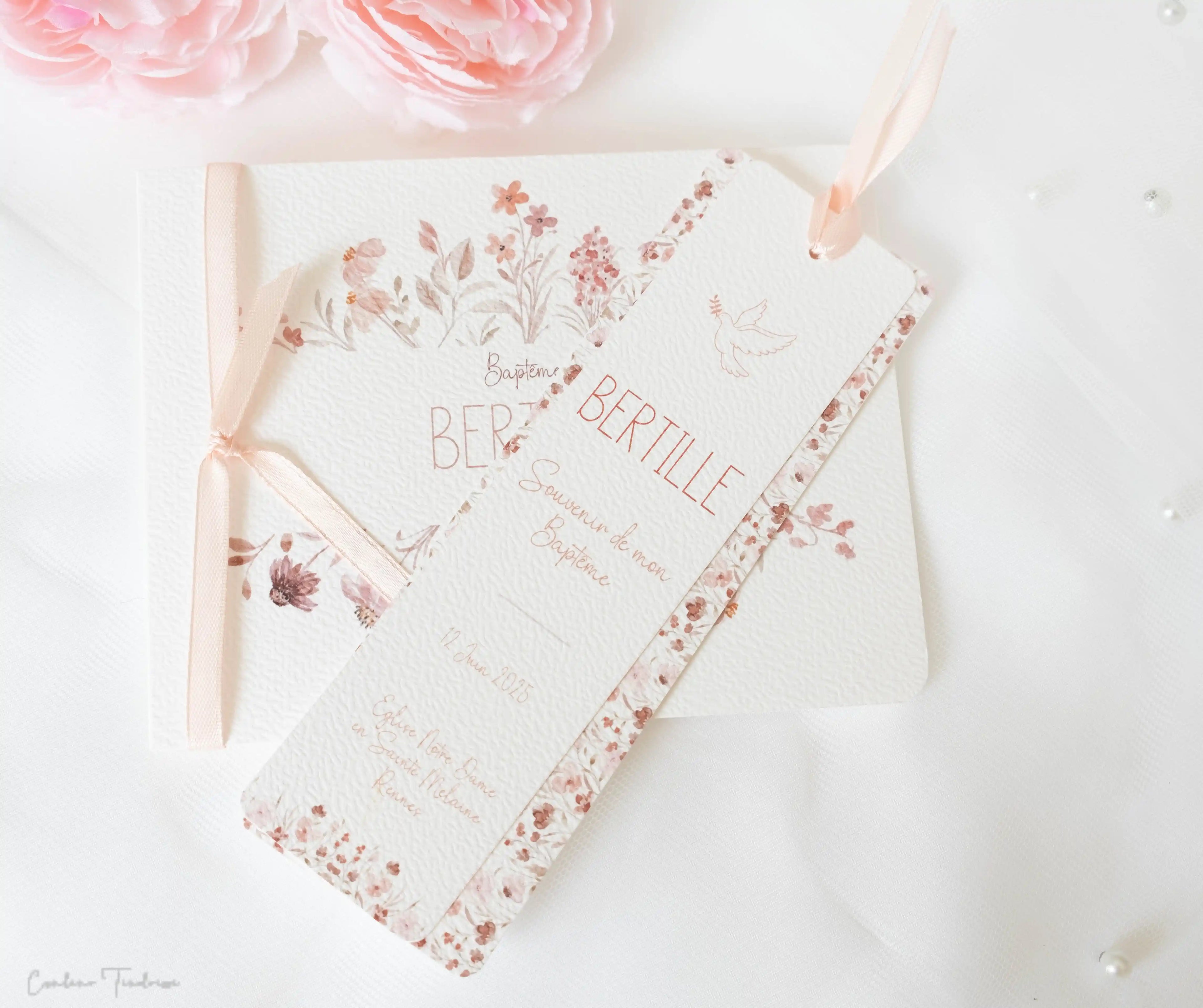 faire-part de baptême ou de communion avec des fleurs des champs et un ruban