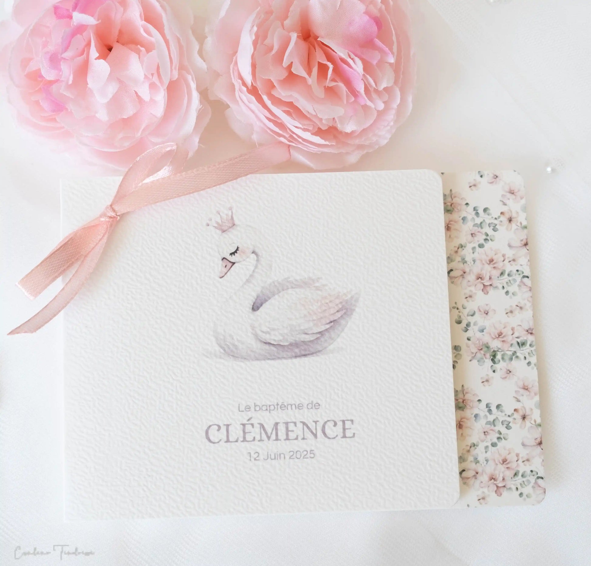 Faire-part de baptême ou communion fleuri illustré d'un cygne