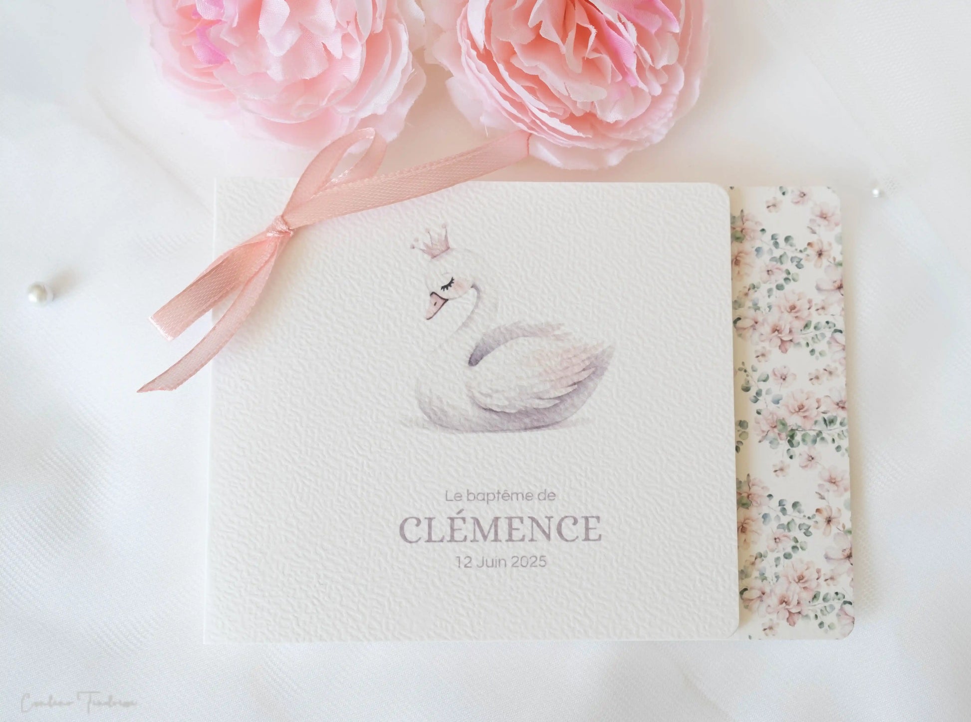Faire-part de baptême ou communion fleuri illustré d'un cygne