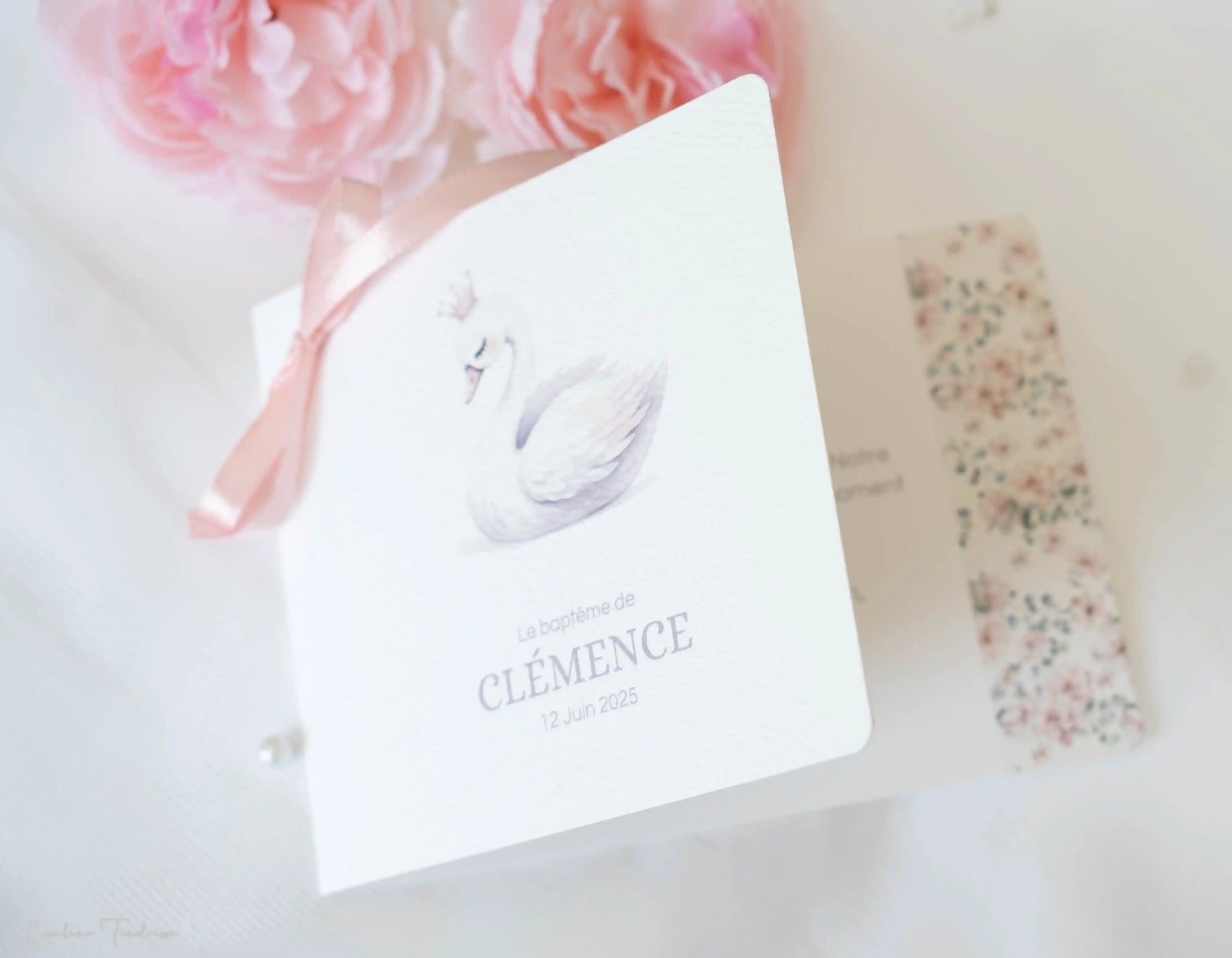 Faire-part de baptême ou communion fleuri illustré d'un cygne