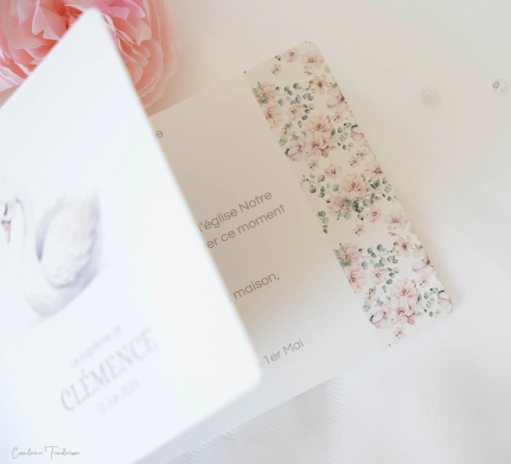 Faire-part de baptême ou communion fleuri illustré d'un cygne