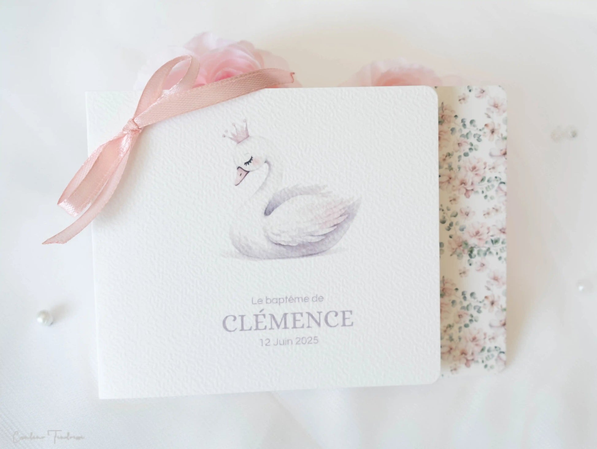 Faire-part de baptême ou communion fleuri illustré d'un cygne