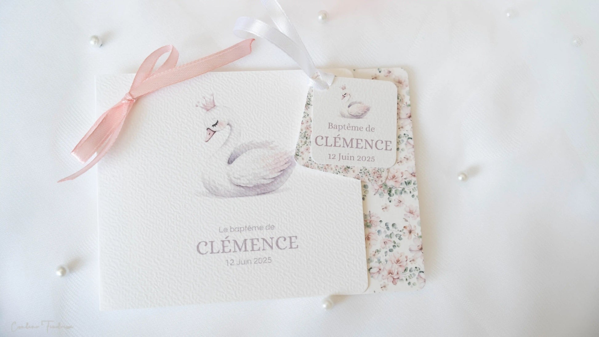 Faire-part de baptême ou communion fleuri illustré d'un cygne