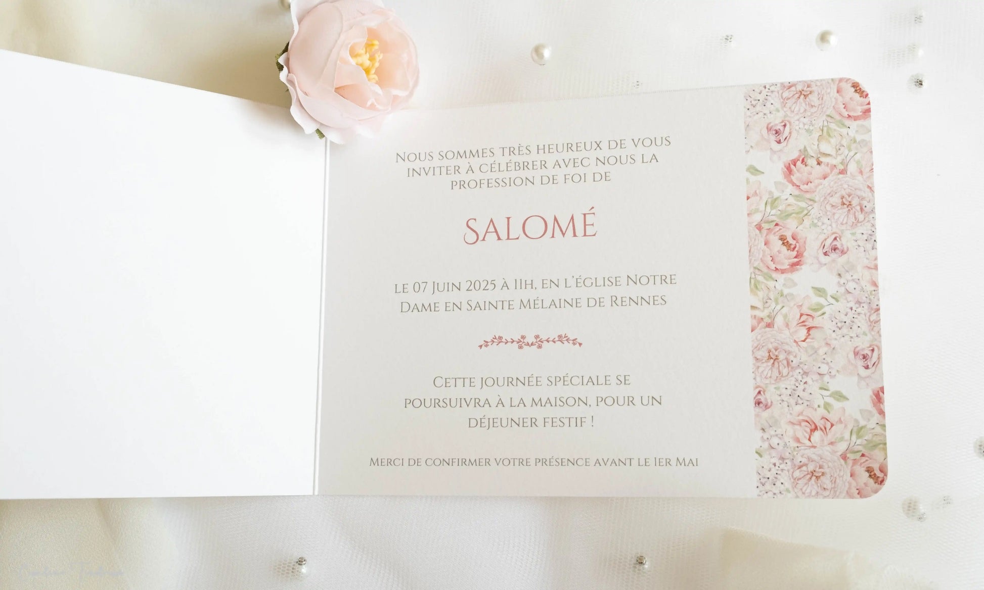 faire part de baptême ou communion fleuri rose avec initiale