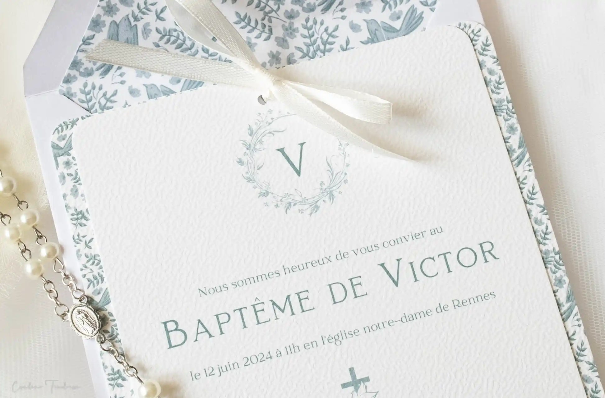 Faire-part de baptême ou de communion personnalisé à imprimé végétal et oiseaux, et un ruban