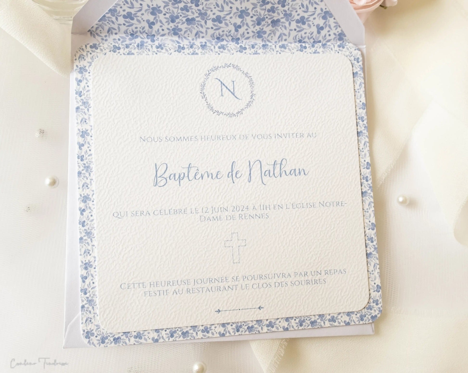 Faire-Part de baptême ou de communion à imprimé fleuri bleu sur fond blanc, initiale