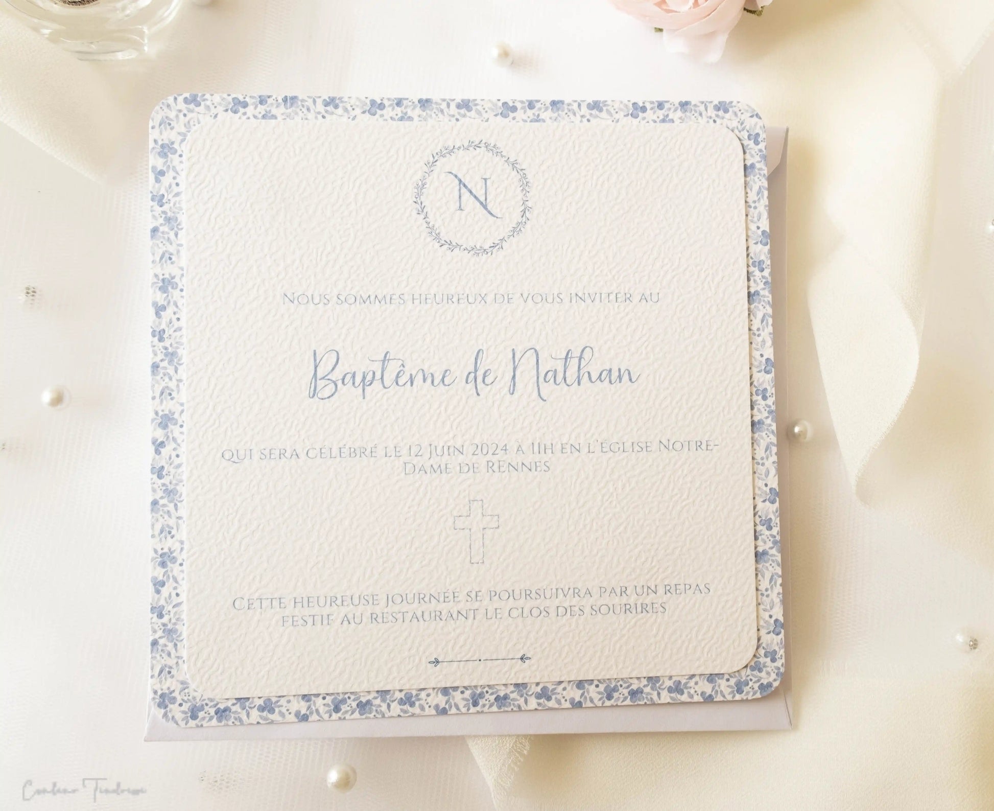 Faire-Part de baptême ou de communion à imprimé fleuri bleu sur fond blanc, initiale
