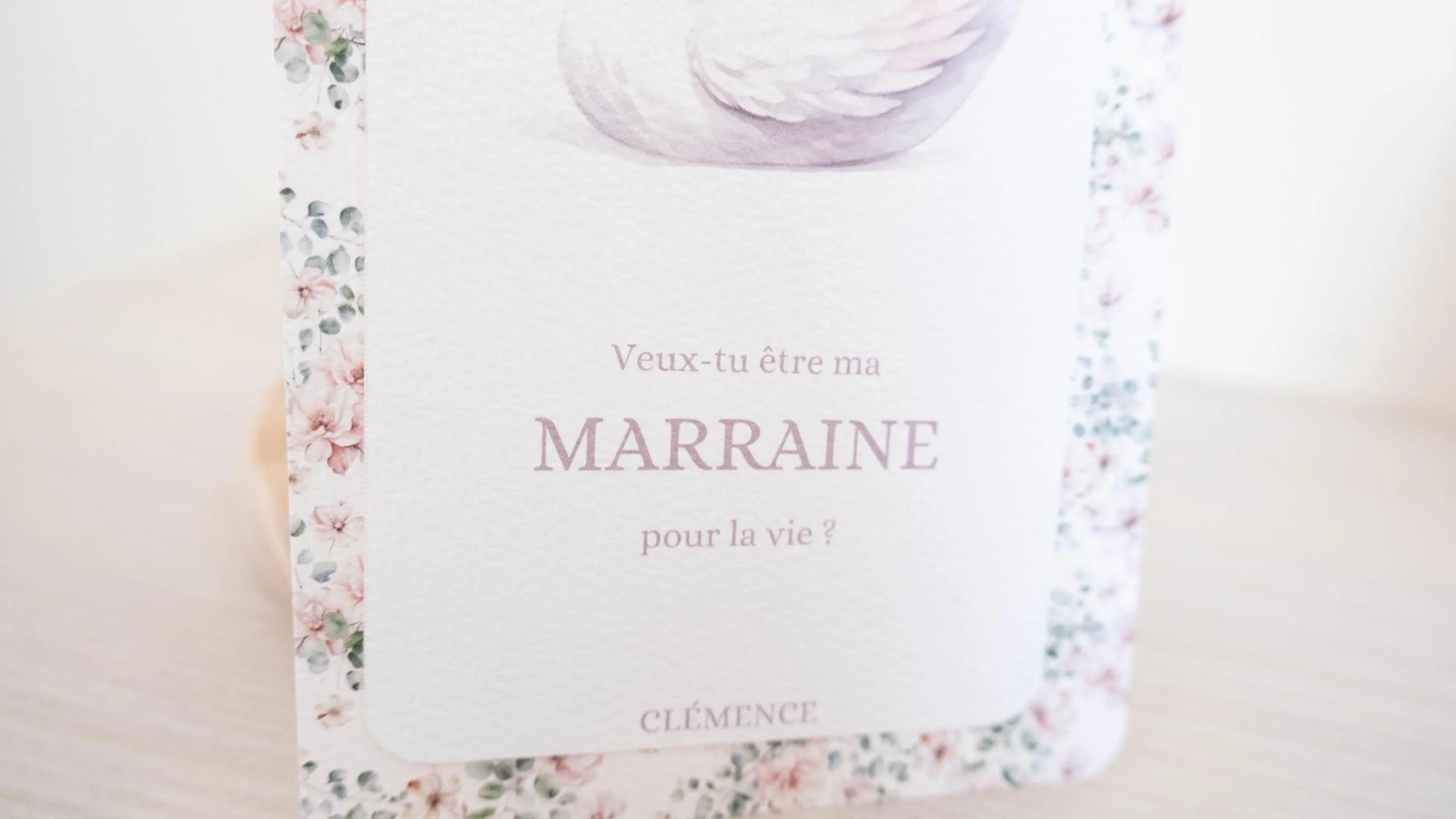 Carte originale pour demander à une marraine, personnalisée avec prénom et texte, décor cygne et fleurs