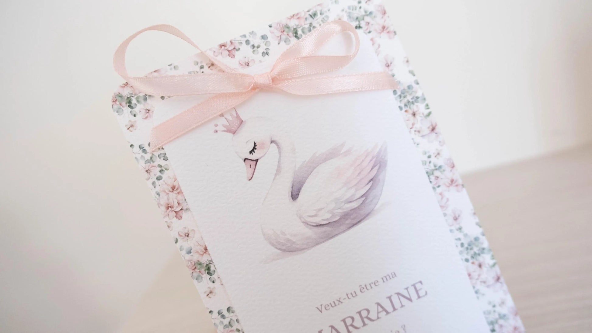 Papeterie baptême élégante : carte marraine avec cygne couronné et imprimé fleuri, format vertical