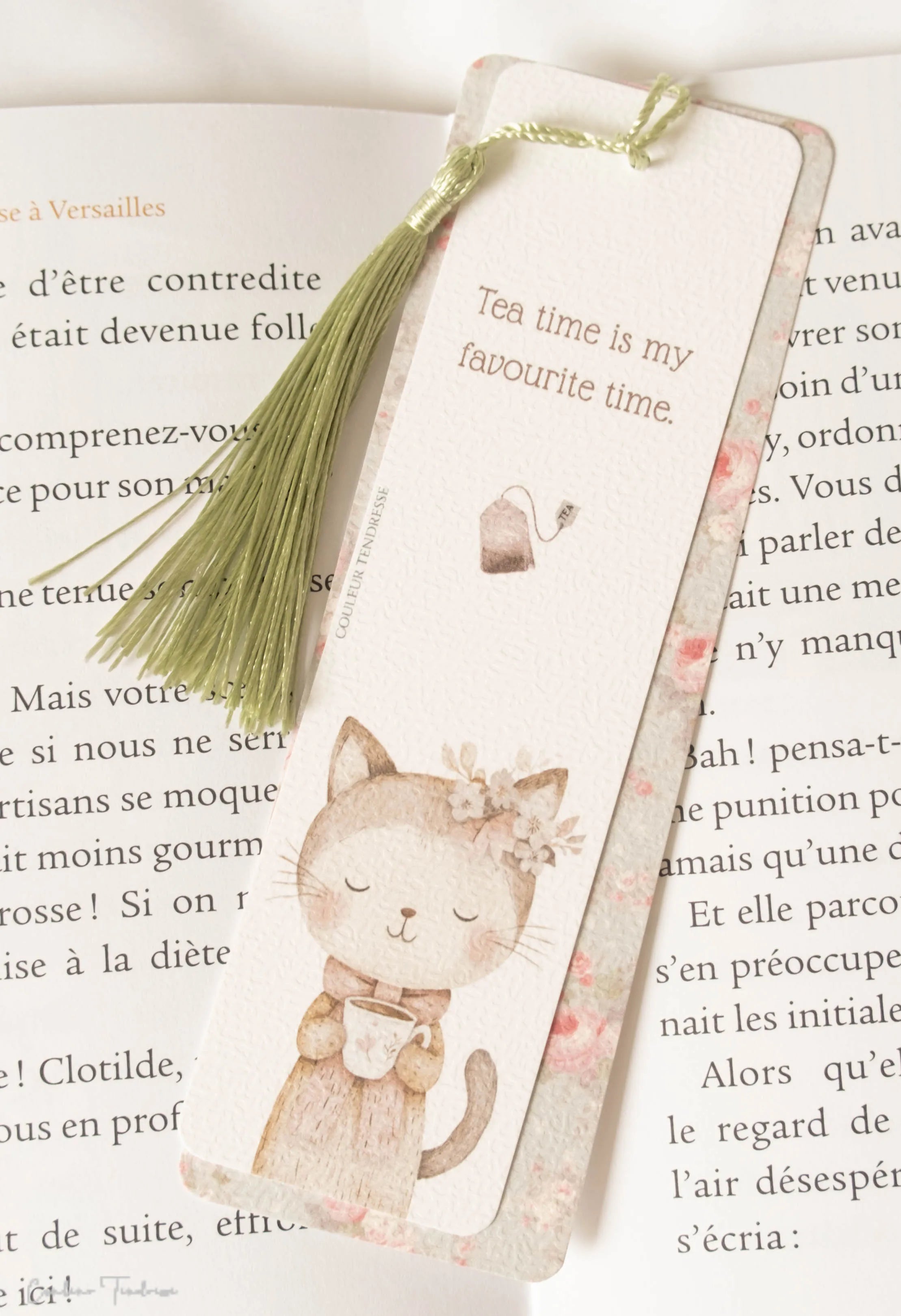 Marque Page à deux volets et pompon, à motif chat, thé cosy