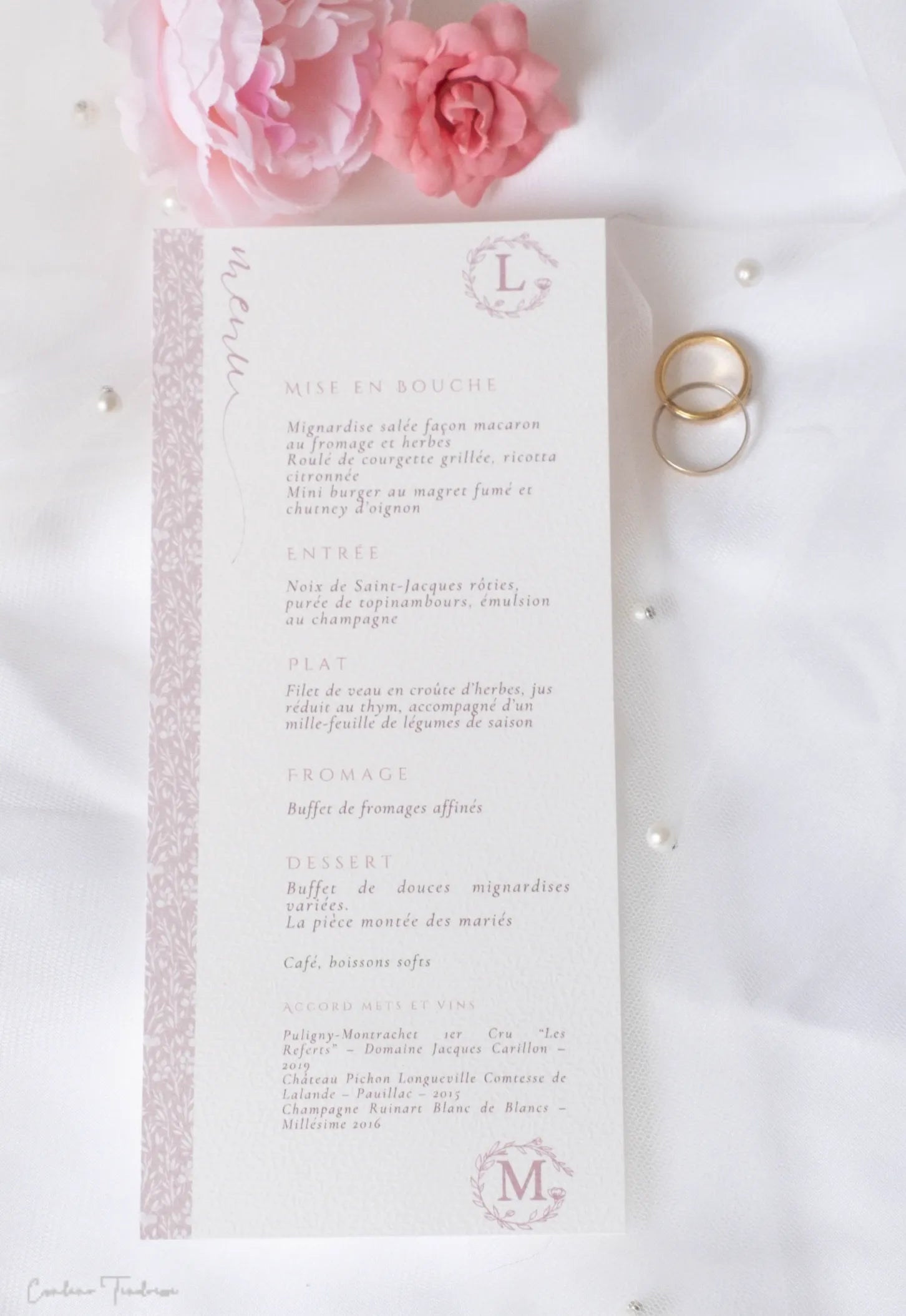 Papeterie de mariage raffinée – menu vertical au design fleuri rose poudré, collection Elérose