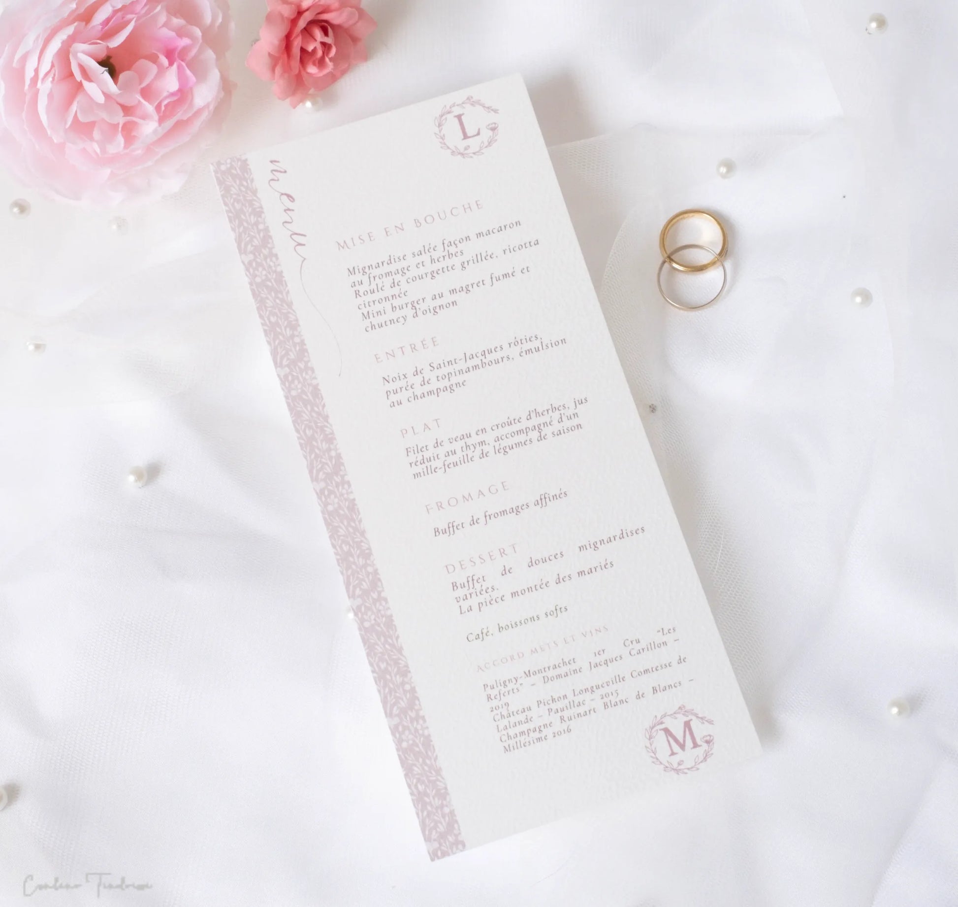Menu mariage fleuri rose avec initiale personnalisée, papeterie élégante pour table de réception
