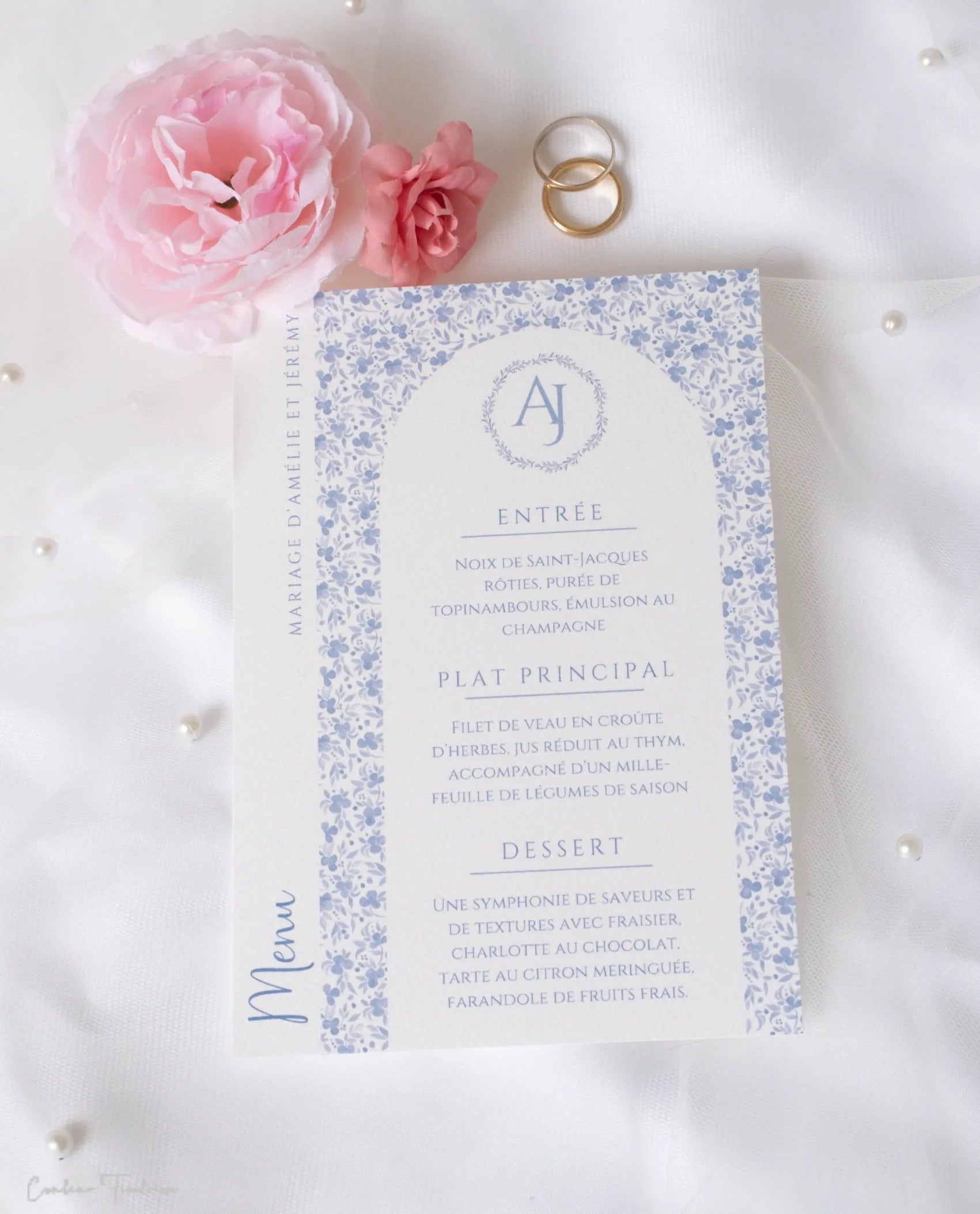 Menu de mariage personnalisé avec motifs fleuris bleus et initiales des mariés – collection élégante