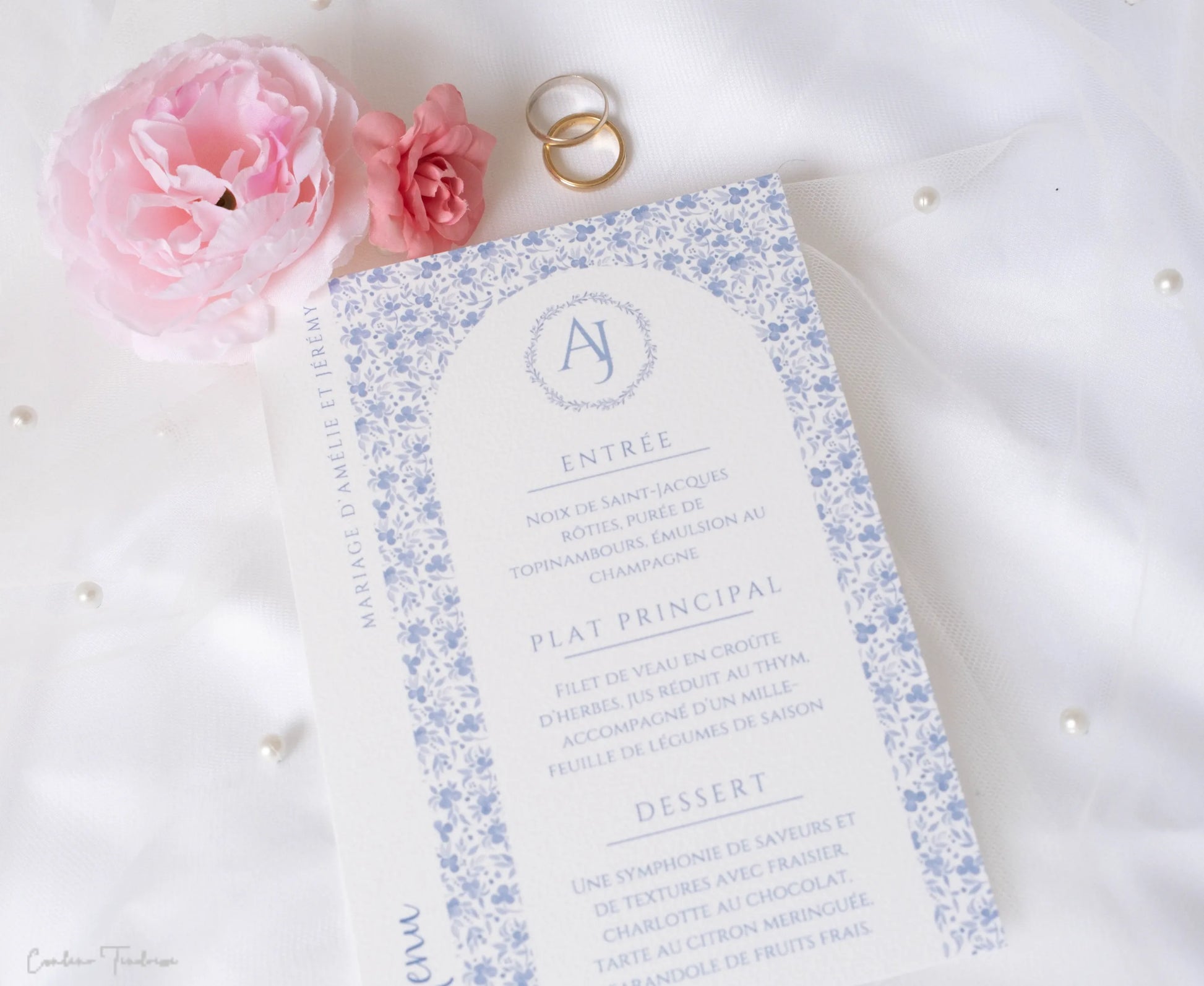 Papeterie de mariage chic – menu vertical au design liberty bleu avec prénoms des mariés