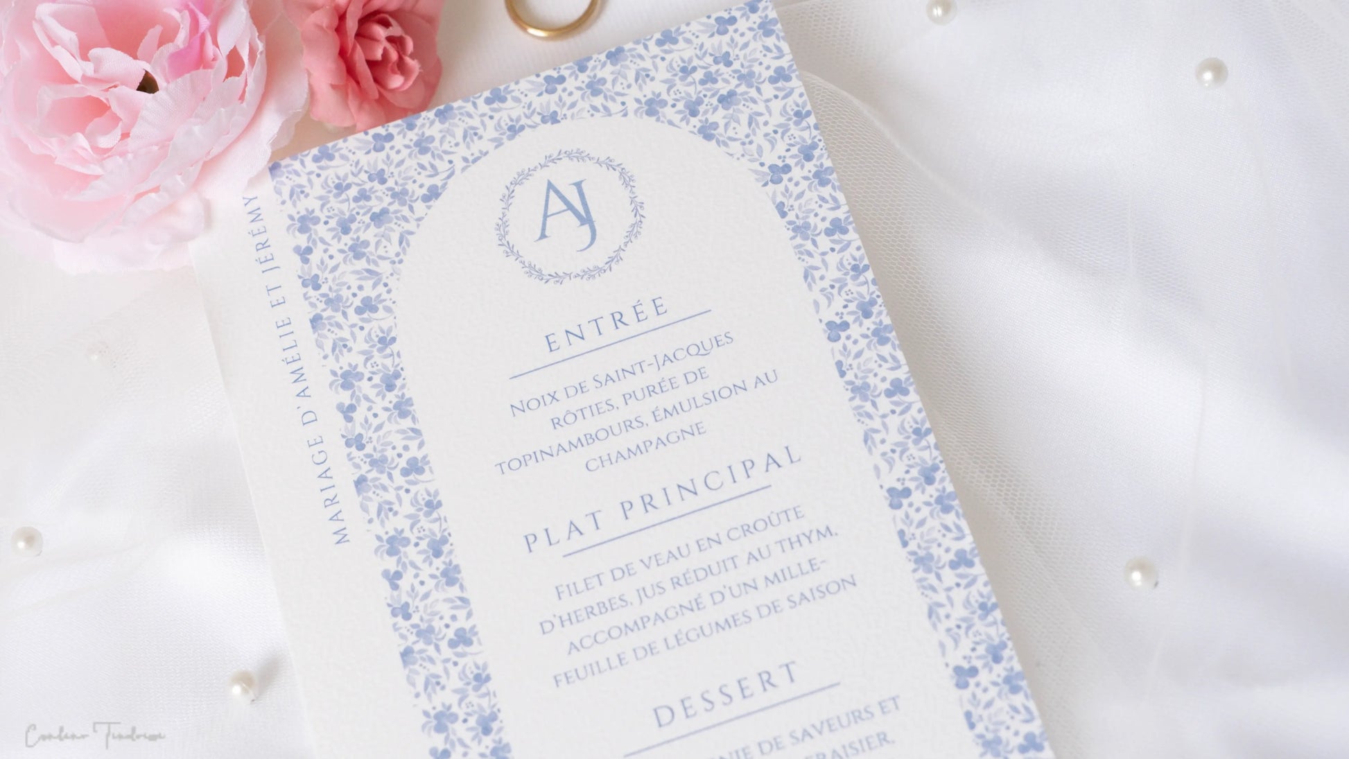 Menu mariage raffiné imprimé sur papier texturé blanc, motifs floraux bleus délicats