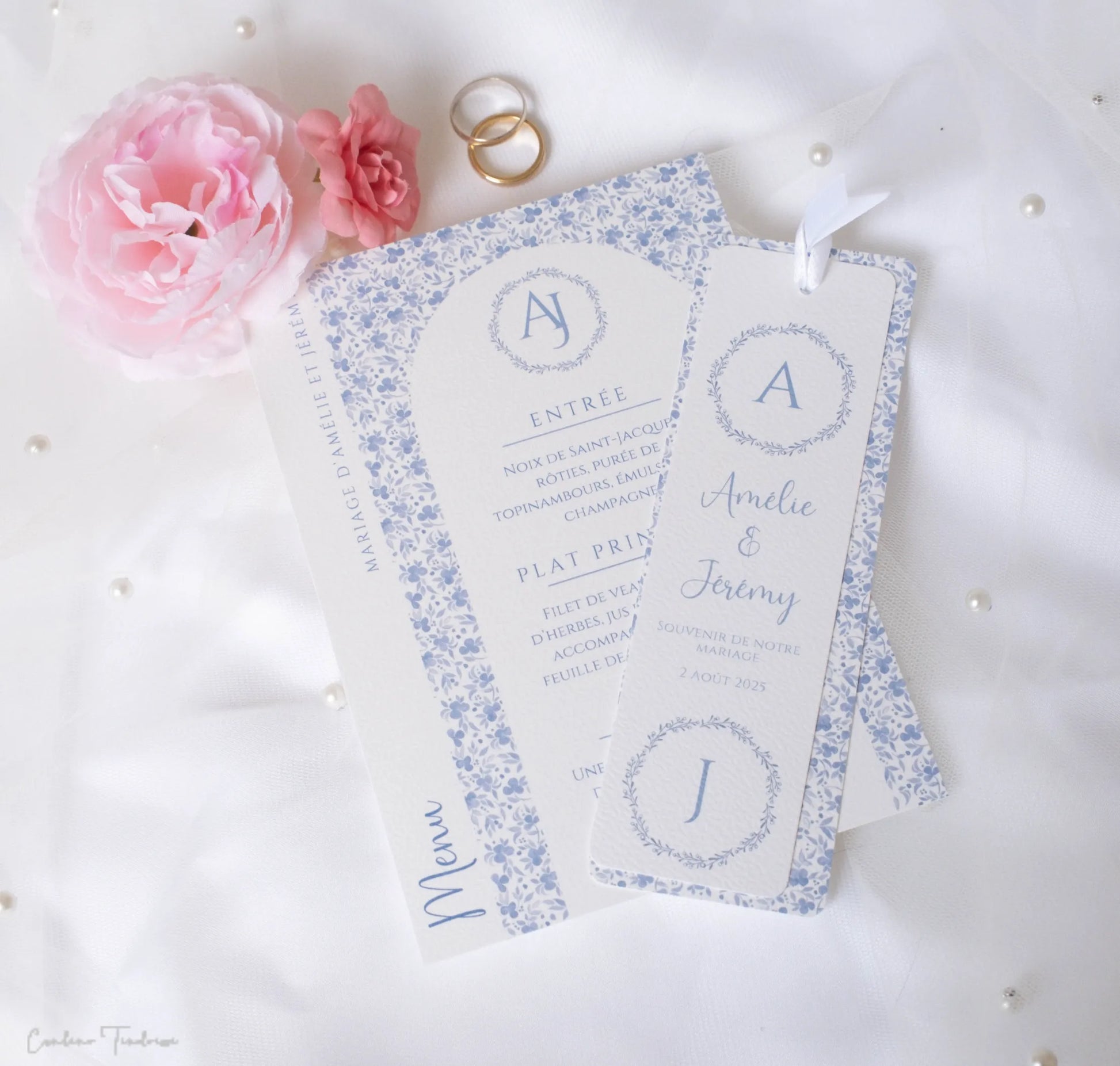 Menu mariage raffiné imprimé sur papier texturé blanc, motifs floraux bleus délicats
