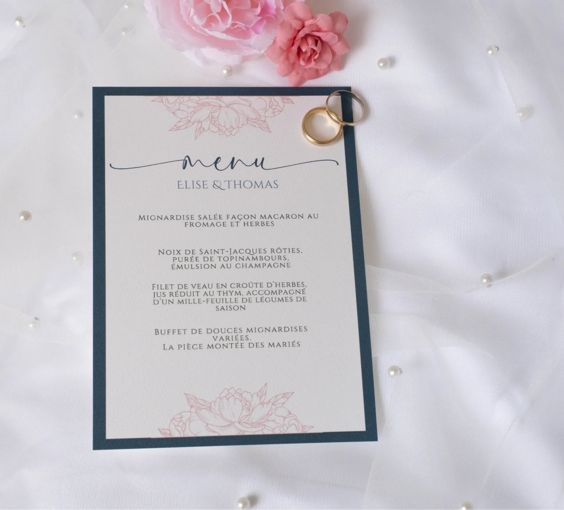 Papeterie de mariage chic – menu vertical personnalisé avec prénoms des mariés et détails floraux