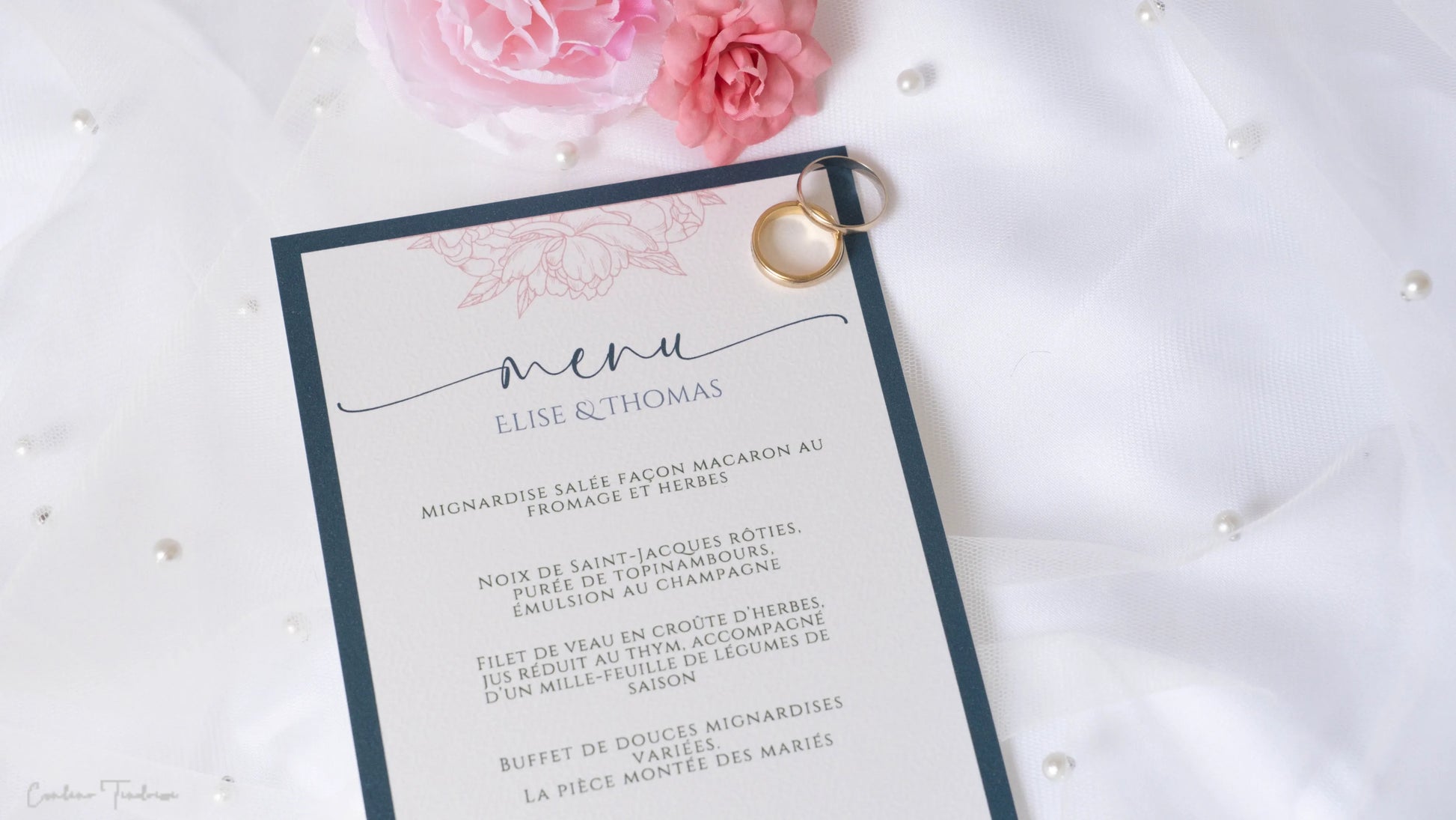 Menu mariage personnalisé pour réception, imprimé sur papier texturé avec cadre bleu et fleurs