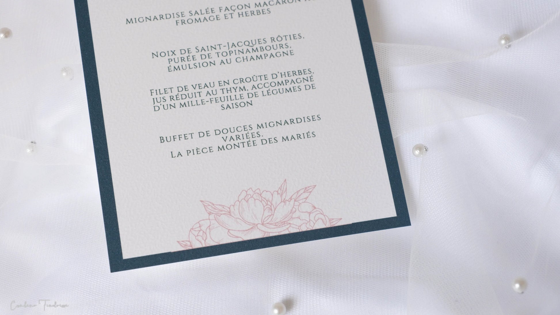 Carte menu mariage moderne et raffinée avec cadre bleu et typographie élégante