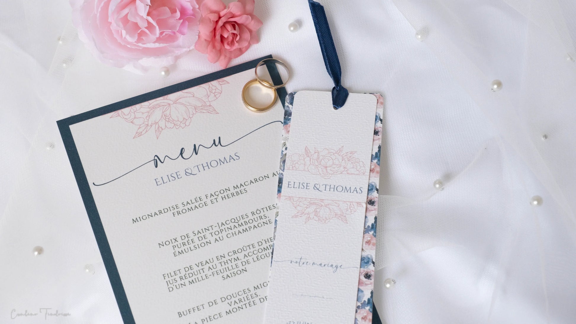 Menu de mariage chic et sobre en papier aquarelle, prénoms personnalisés et fleurs 