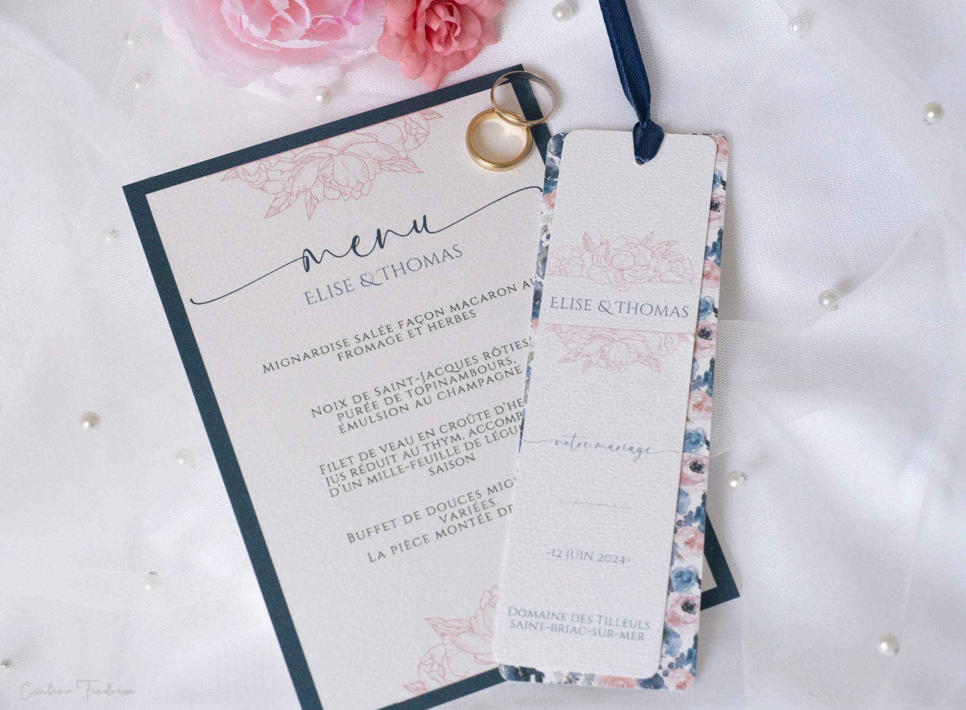 Menu mariage personnalisé pour réception, imprimé sur papier texturé avec cadre bleu et fleurs