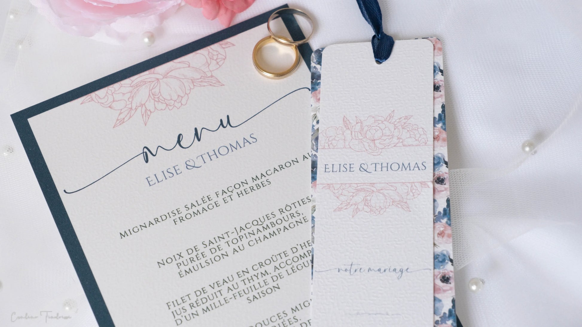 Menu de mariage chic et sobre en papier aquarelle, prénoms personnalisés et fleurs