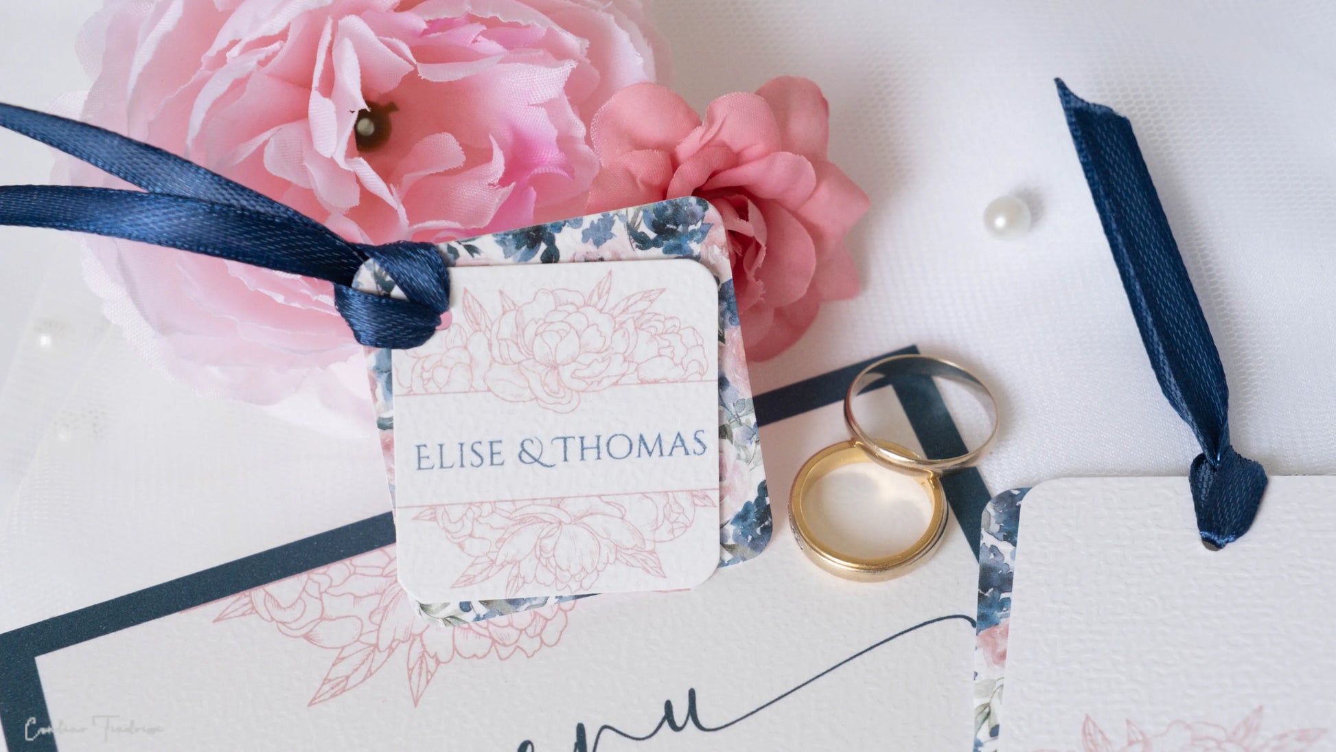 Etiquette personnalisée pour dragées et petits cadeaux à motif fleuri bleu marine et rose