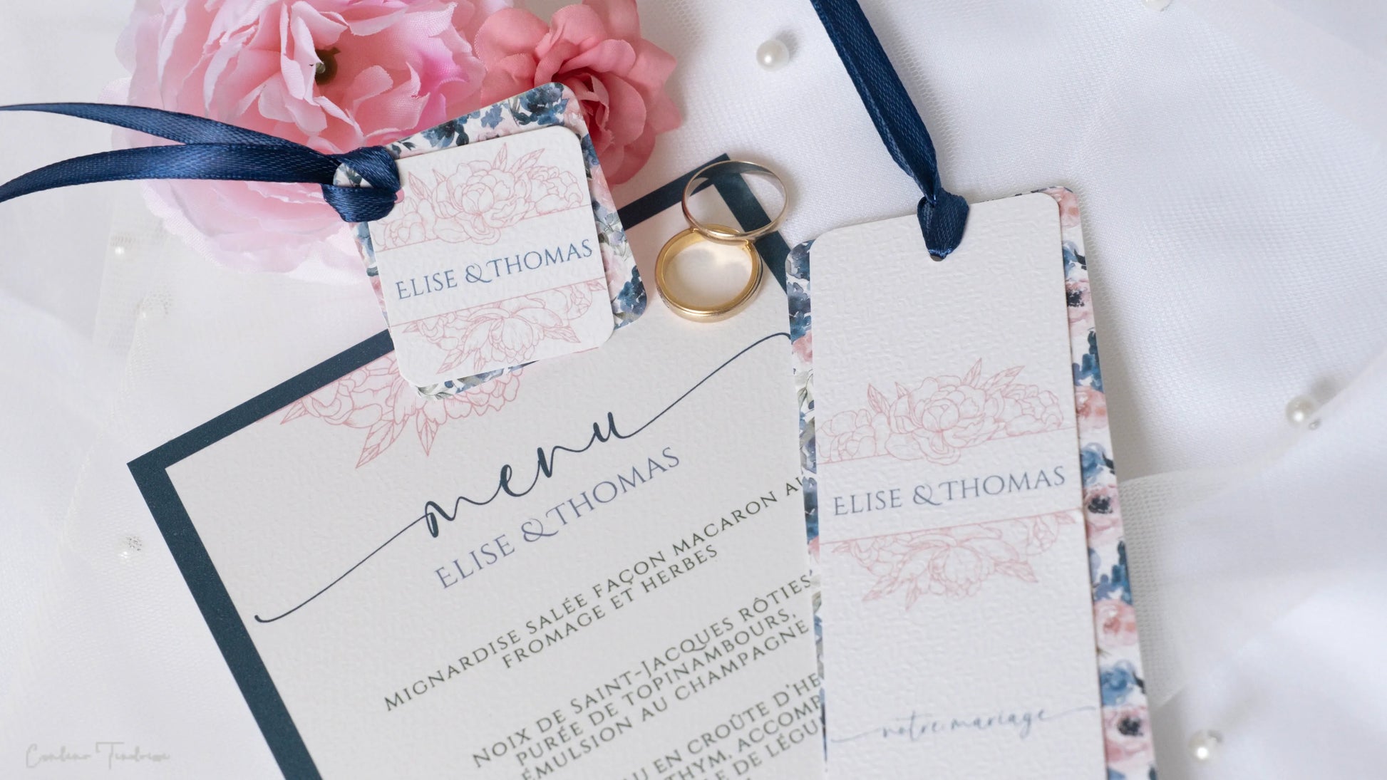 Etiquette personnalisée pour dragées et petits cadeaux à motif fleuri bleu marine et rose
