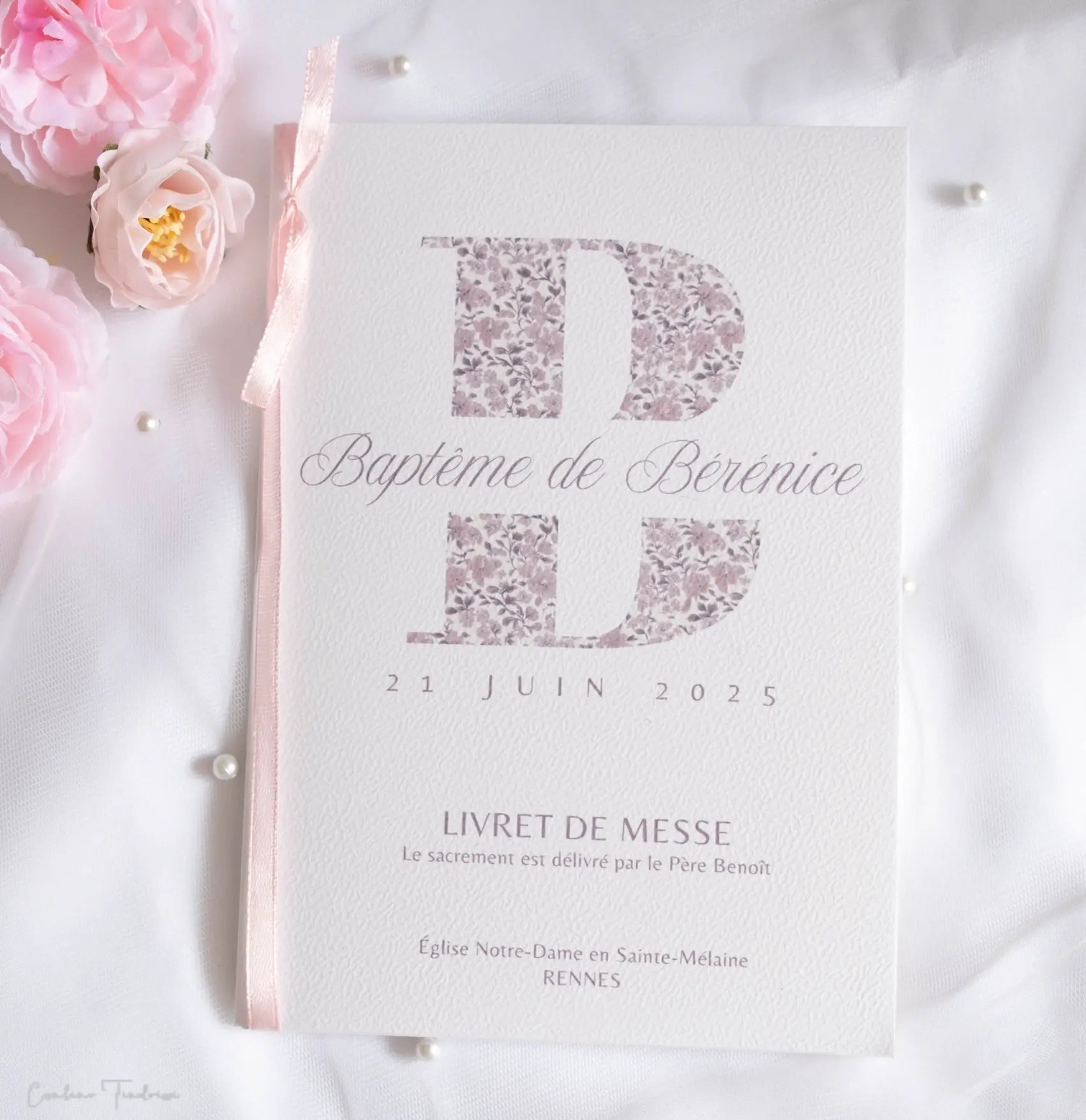 Couverture de livret de messe fleurie avec initiale, et ruban de satin