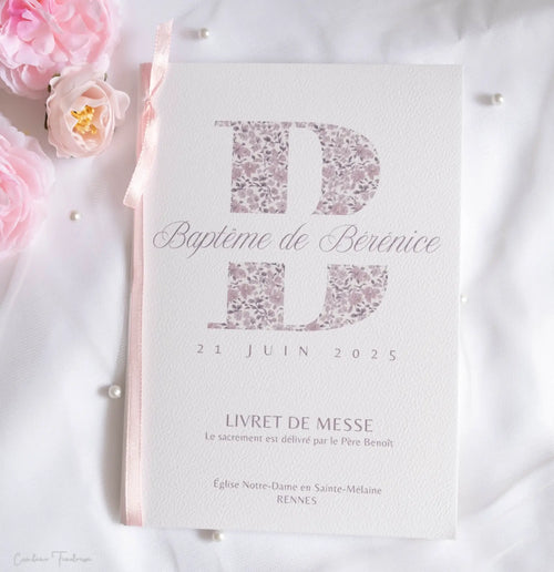 Couverture de livret de messe fleurie avec initiale, et ruban de satin