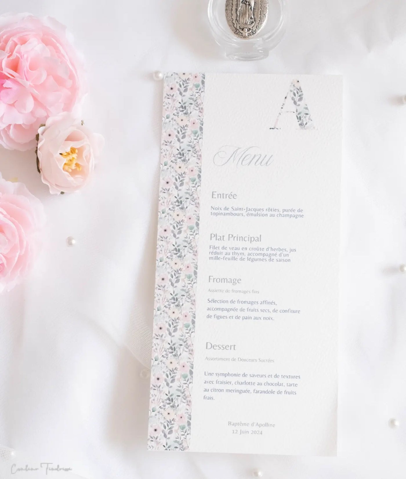 Menu de baptême personnalisé – Collection Apolline – Motif fleuri & initiale de l’enfant
