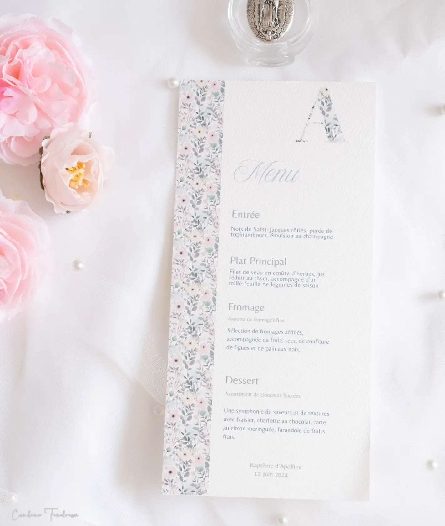 Menu de baptême personnalisé – Collection Apolline – Motif fleuri & initiale de l’enfant