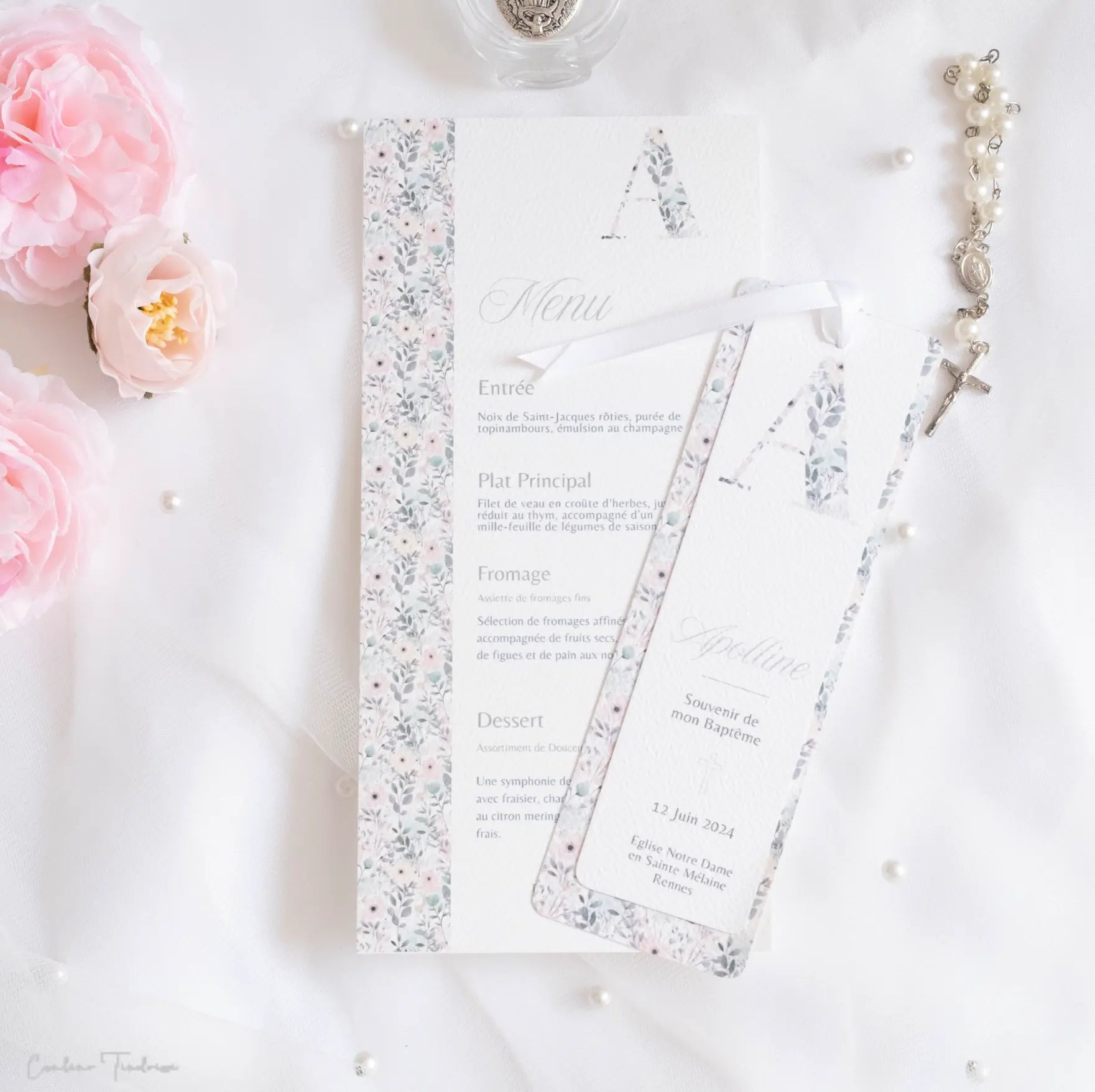 Menu de baptême à imprimé fleuri, avec l'initiale de l'enfant dans le même imprimé