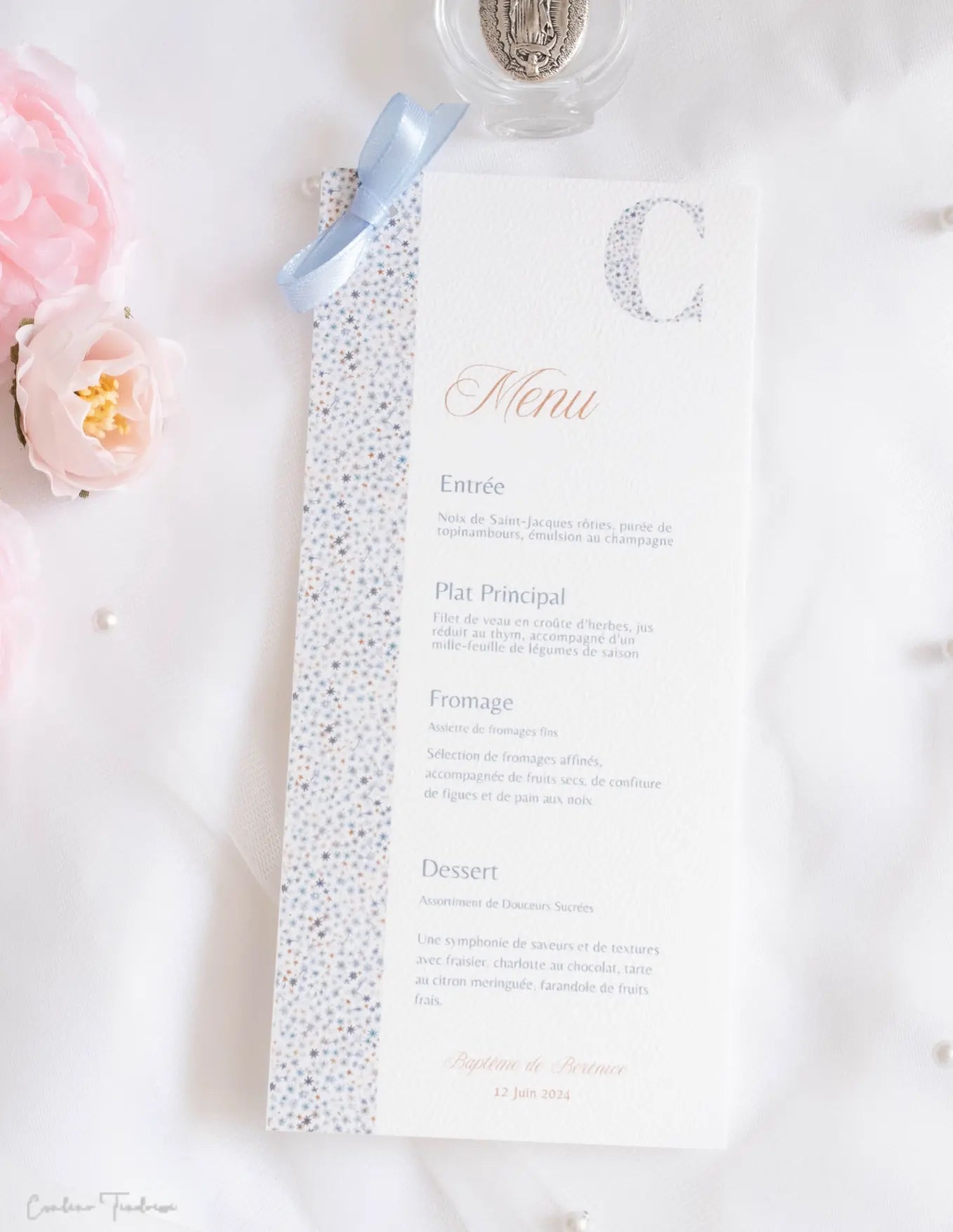 Menu de baptême personnalisé – Collection Apolline – Motif fleuri & initiale de l’enfant
