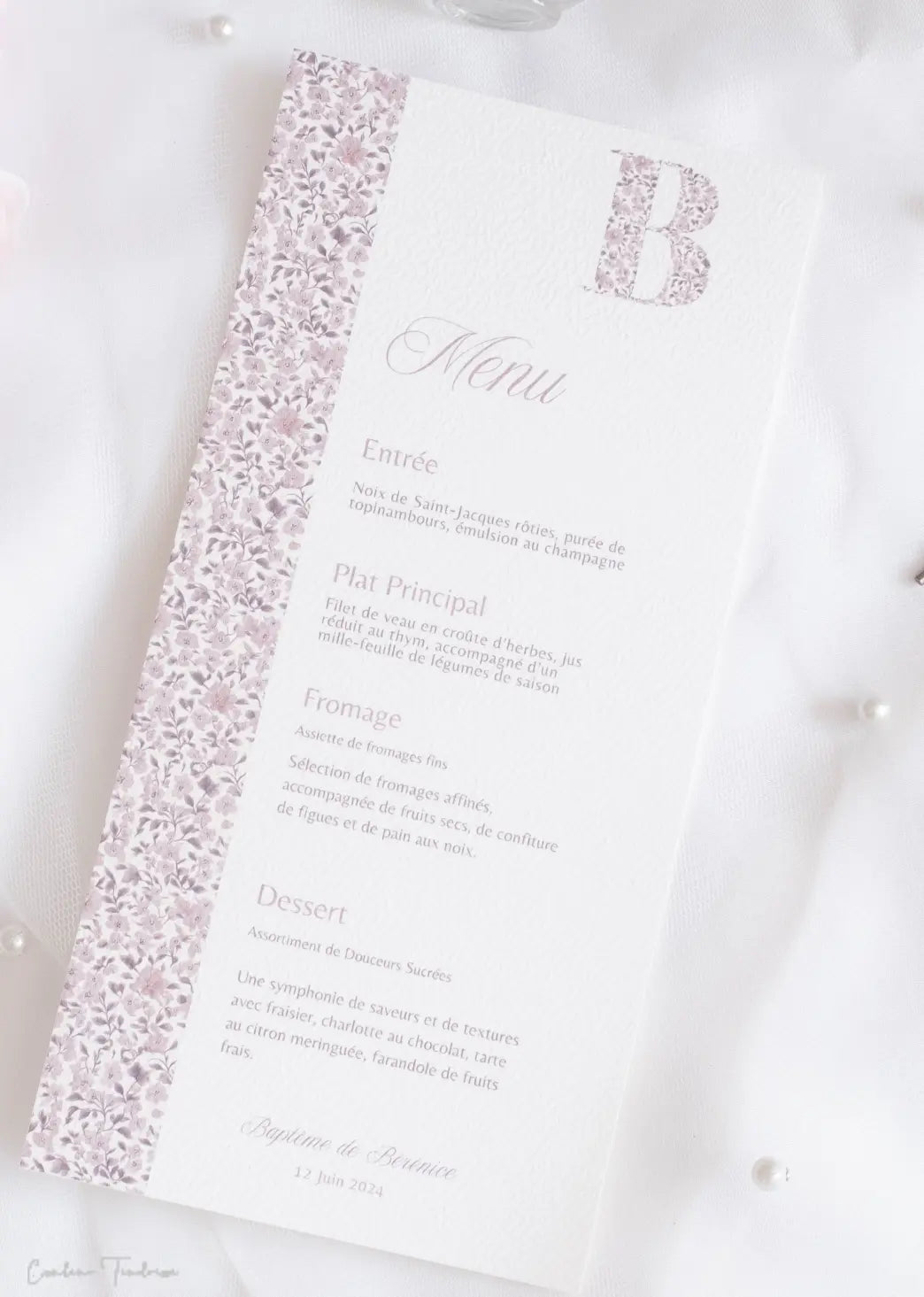 Menu de baptême personnalisé – Collection Apolline – Motif fleuri & initiale de l’enfant
