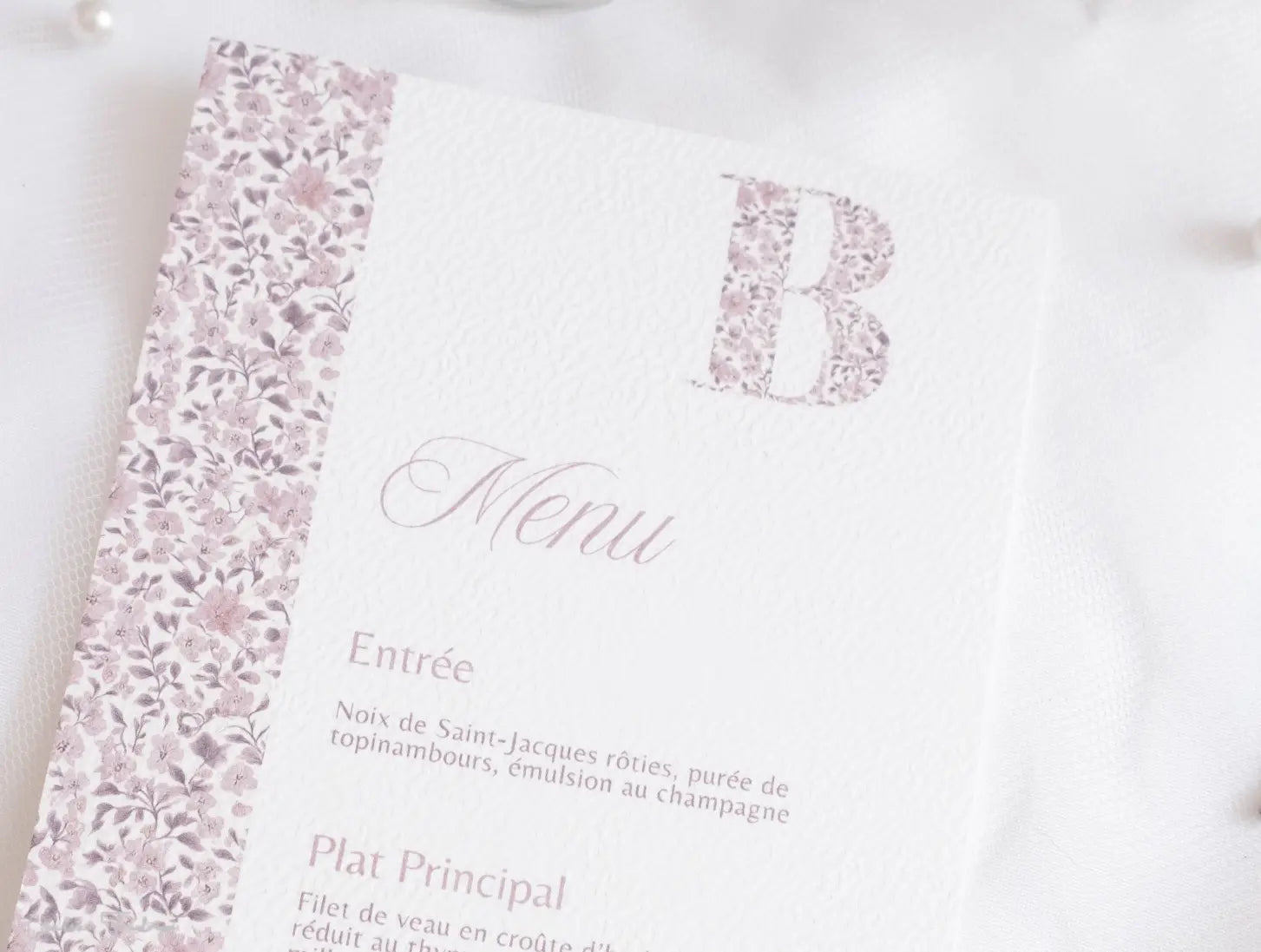 Menu de baptême personnalisé – Collection Apolline – Motif fleuri & initiale de l’enfant