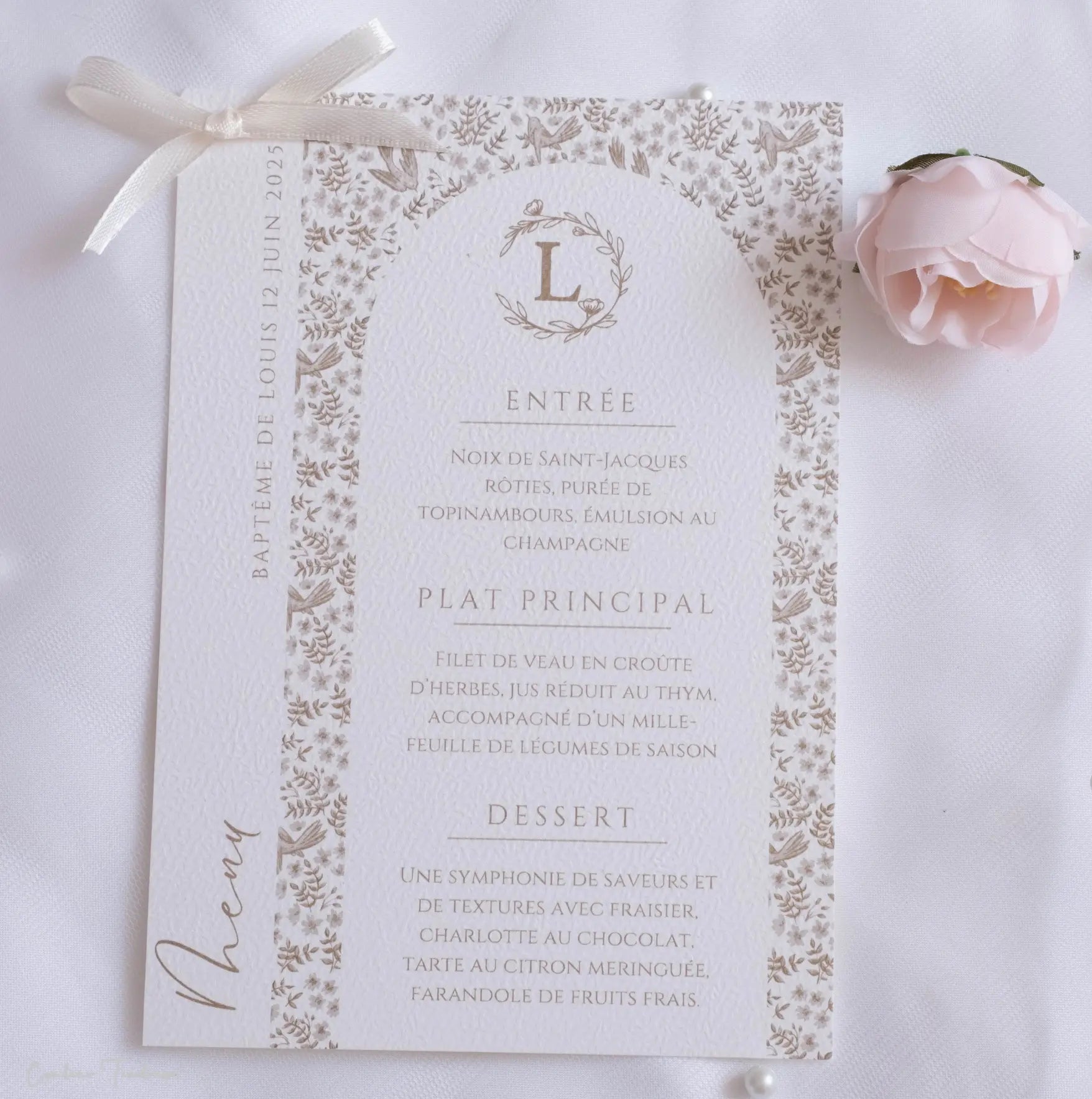 Menu de cérémonie, baptême, communion, mariage, élégant avec imprimé ramages et oiseaux, initiale et ruban de satin