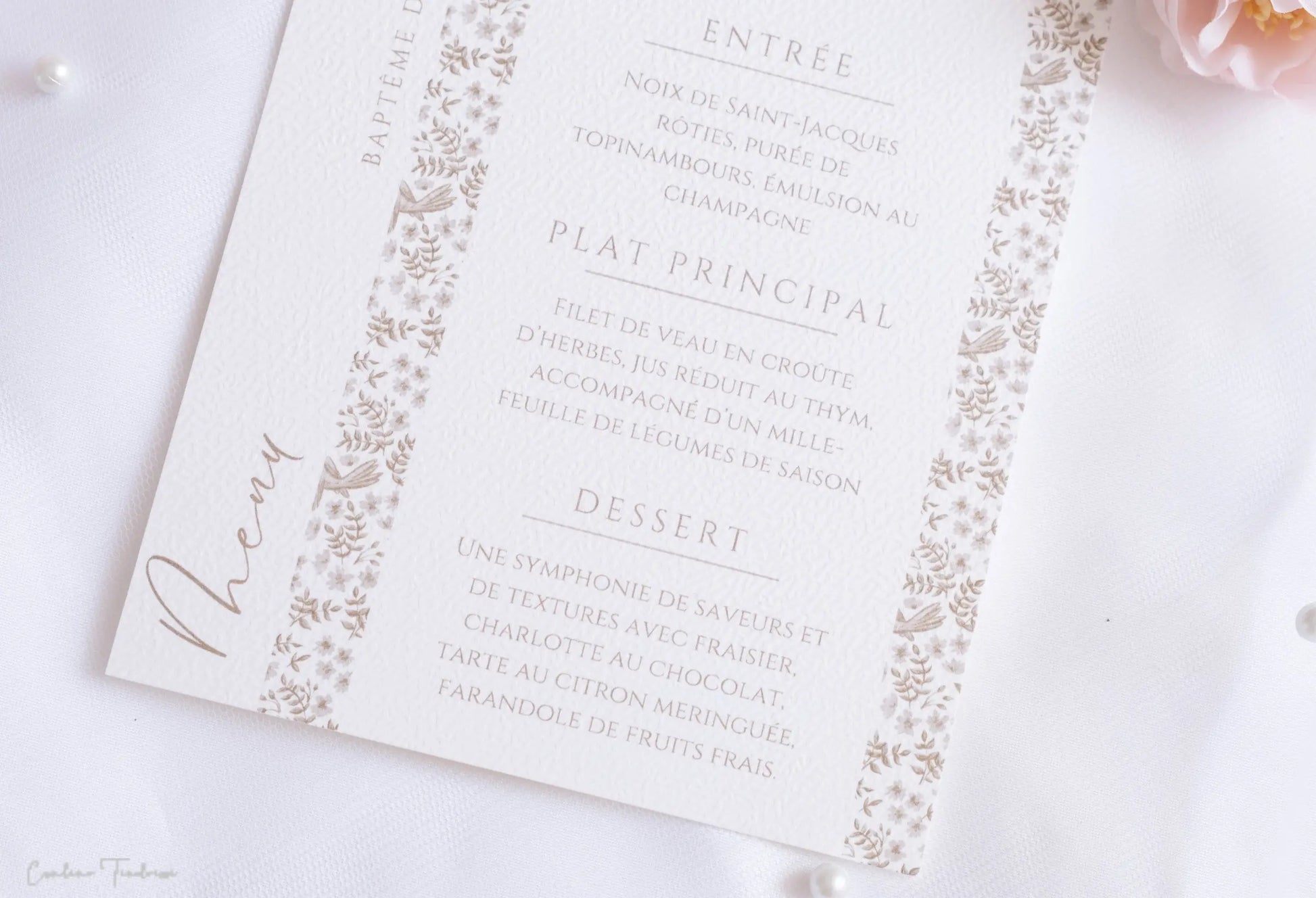Menu de cérémonie, baptême, communion, mariage, élégant avec imprimé ramages et oiseaux, initiale et ruban de satin